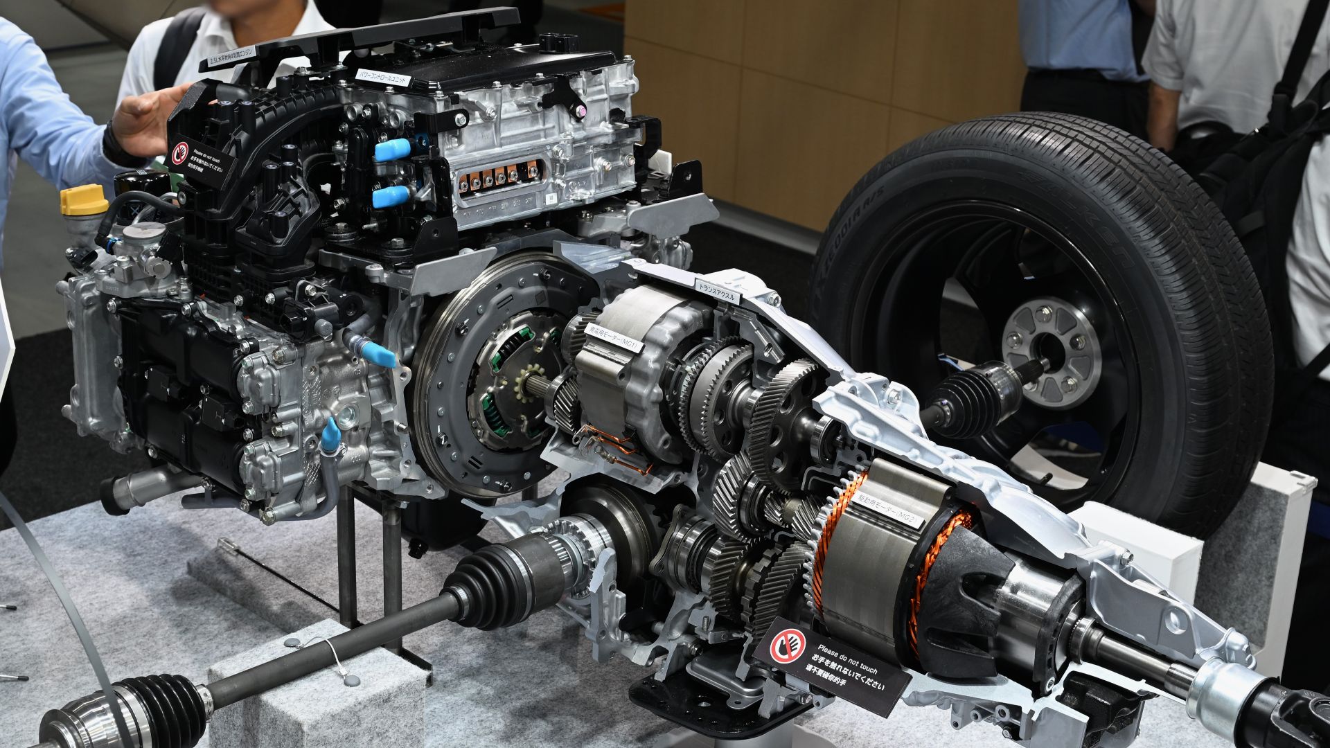 Subaru Crosstrek S:HEV powertrain (MC2 electric motor, Lineartronic CVT, Subaru FB25 engine) cutaway