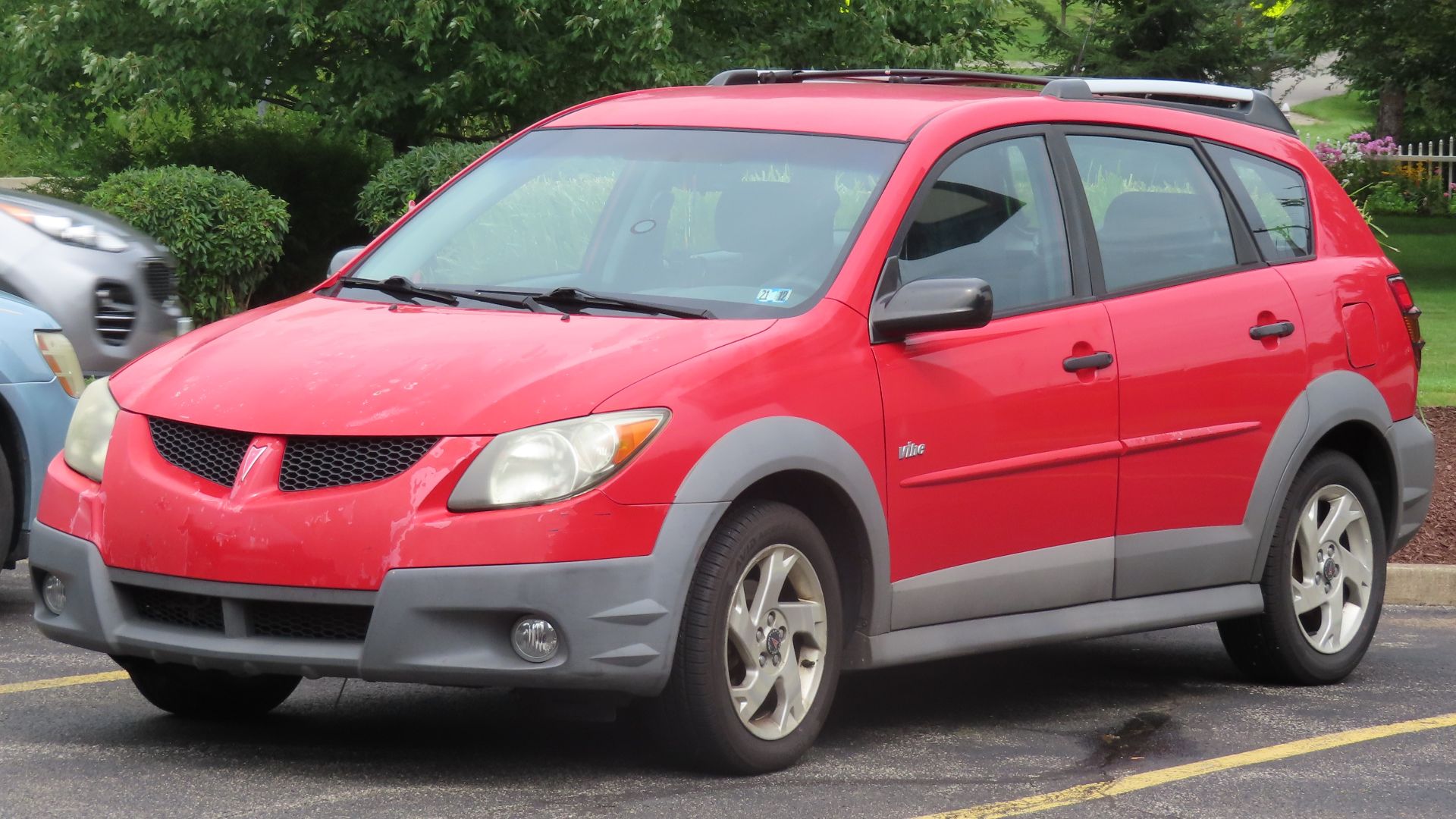 2003-2004 Pontiac Vibe photographed in New Castle, Pennsylvania. This is a first generation Vibe, pre-facelift. The paint seems to have suffered a bit of sun damage and the plastic cladding is a bit faded, but it's not often that you see earlier Vibes lik