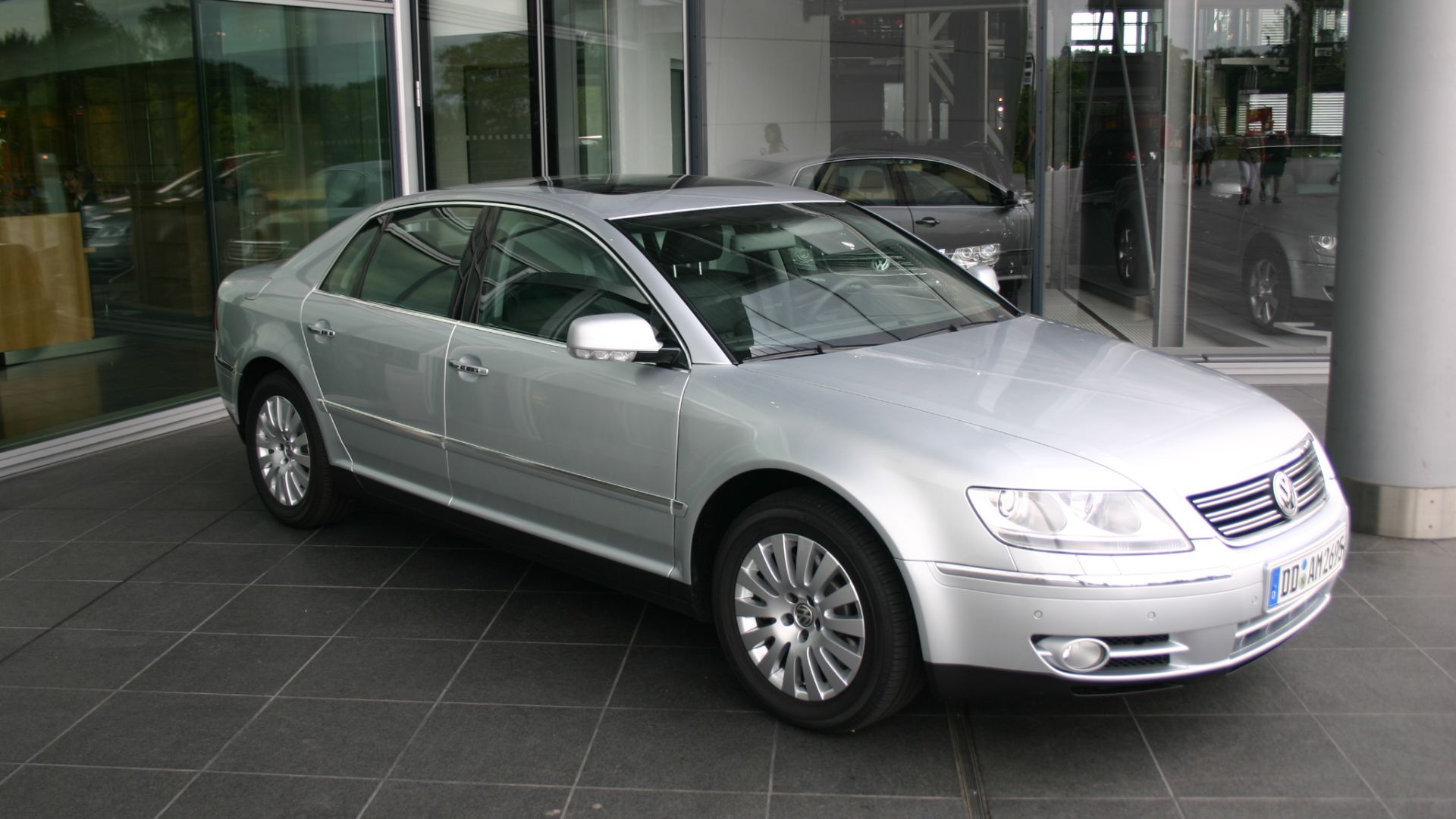 VW Phaeton,silver,In the front of glass_manufacture in Dresden. (with Canon EOS 300D)