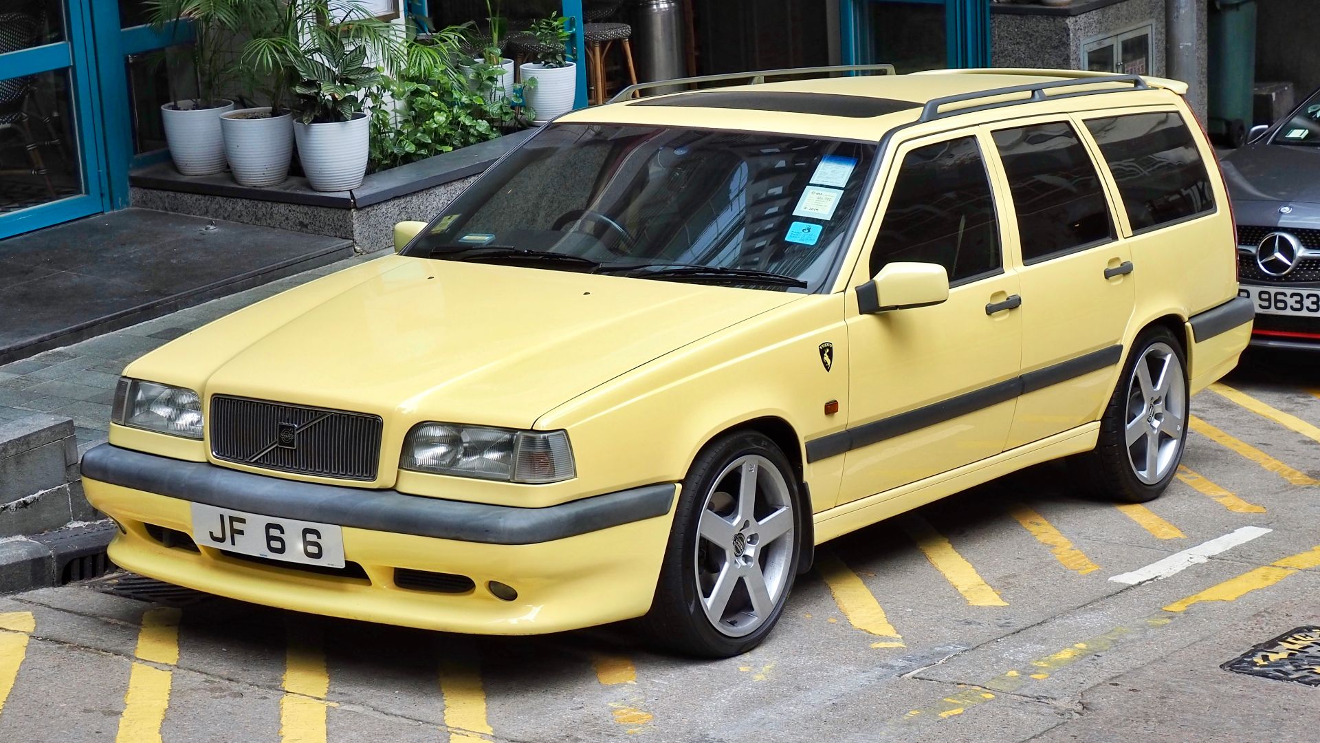 A 1995 Volvo 850 T-5R estate taken in Wan Chai, Hong Kong