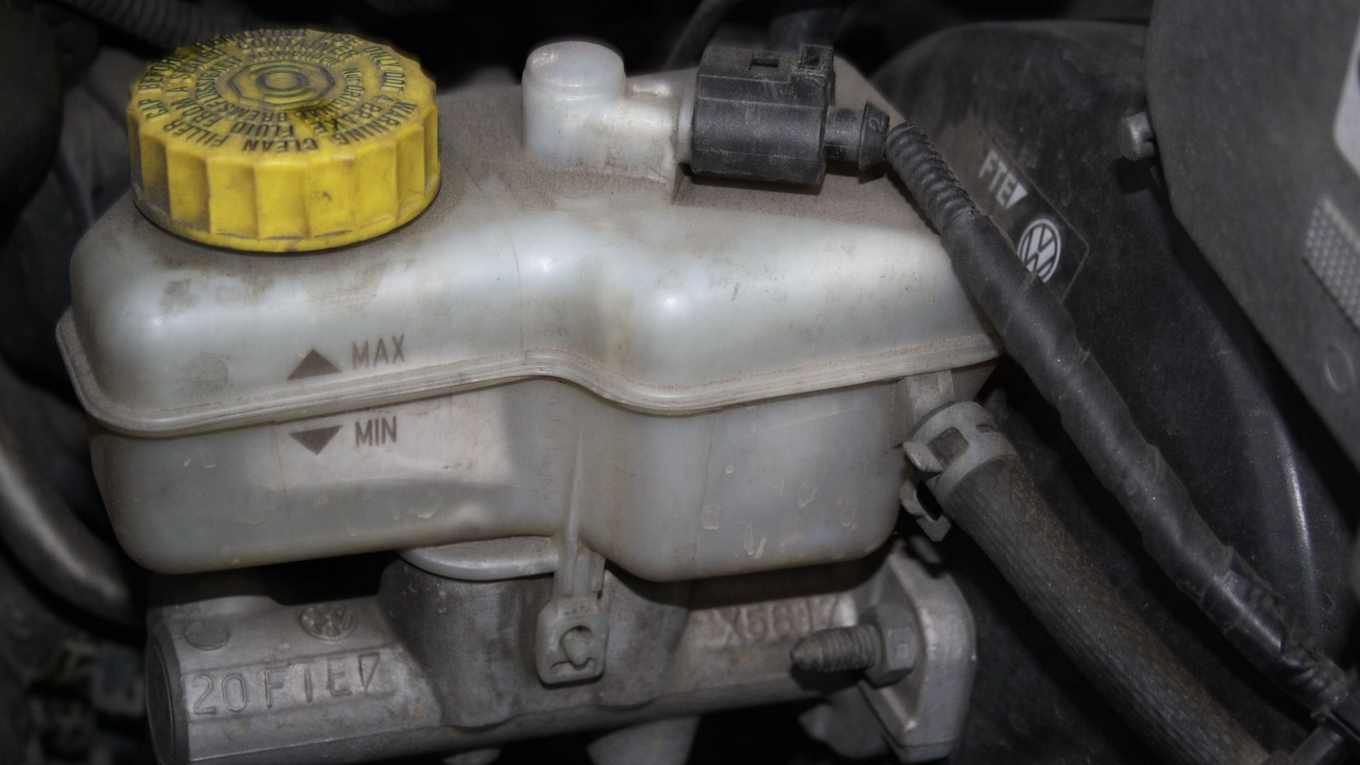 Brake fluid reservoir in Škoda Fabia I