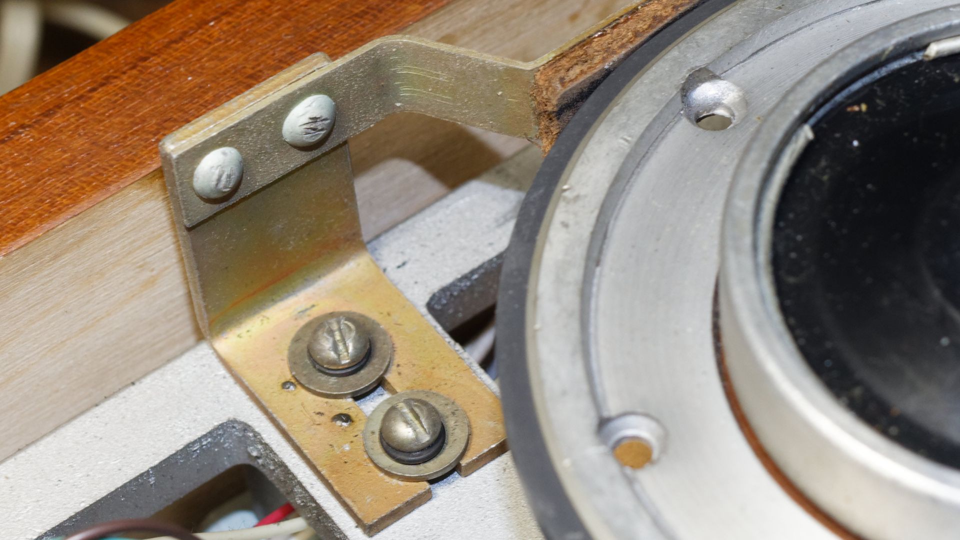 Brake pads of the Soviet Yauza 209-1 reel-to-reel tape recorder (here, the supply spool brake). The pads are fixed. Braking is engaged by pushing the spool towards the pad. This, if I'm not mistaken, was an early Grundig solution that was adopted by Yauza