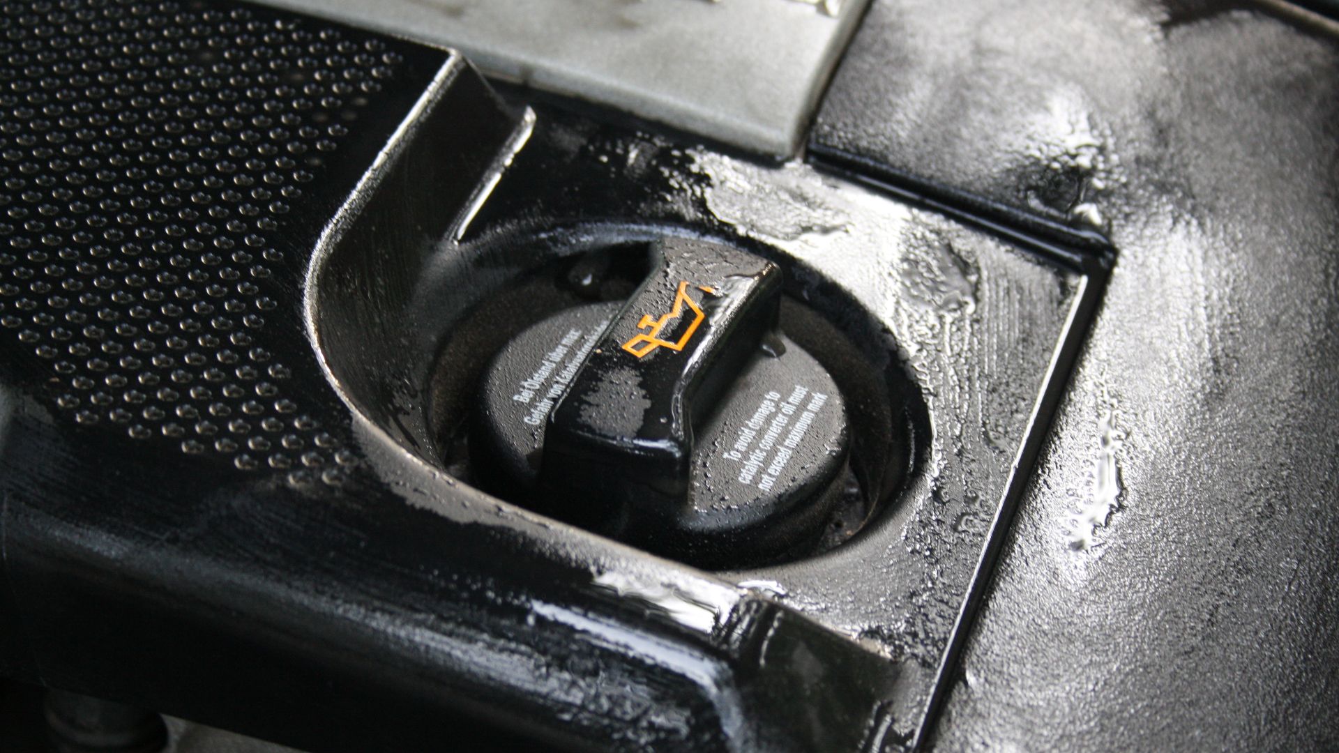 Cover of refill oil tank in 1,2 HTP engine in Škoda Fabia I.