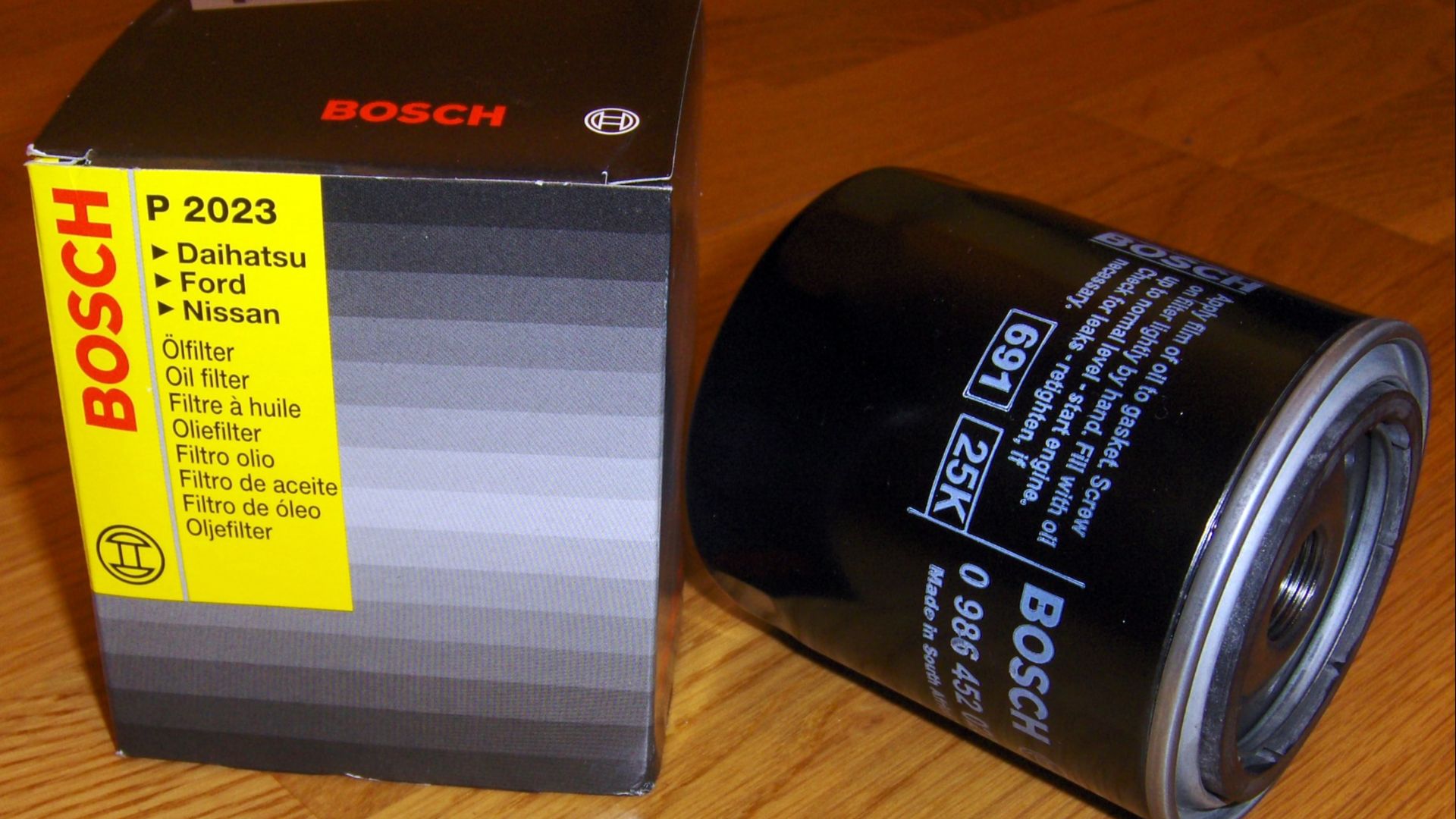 Filtro de aceite de automóvil Bosch, con su embalaje.