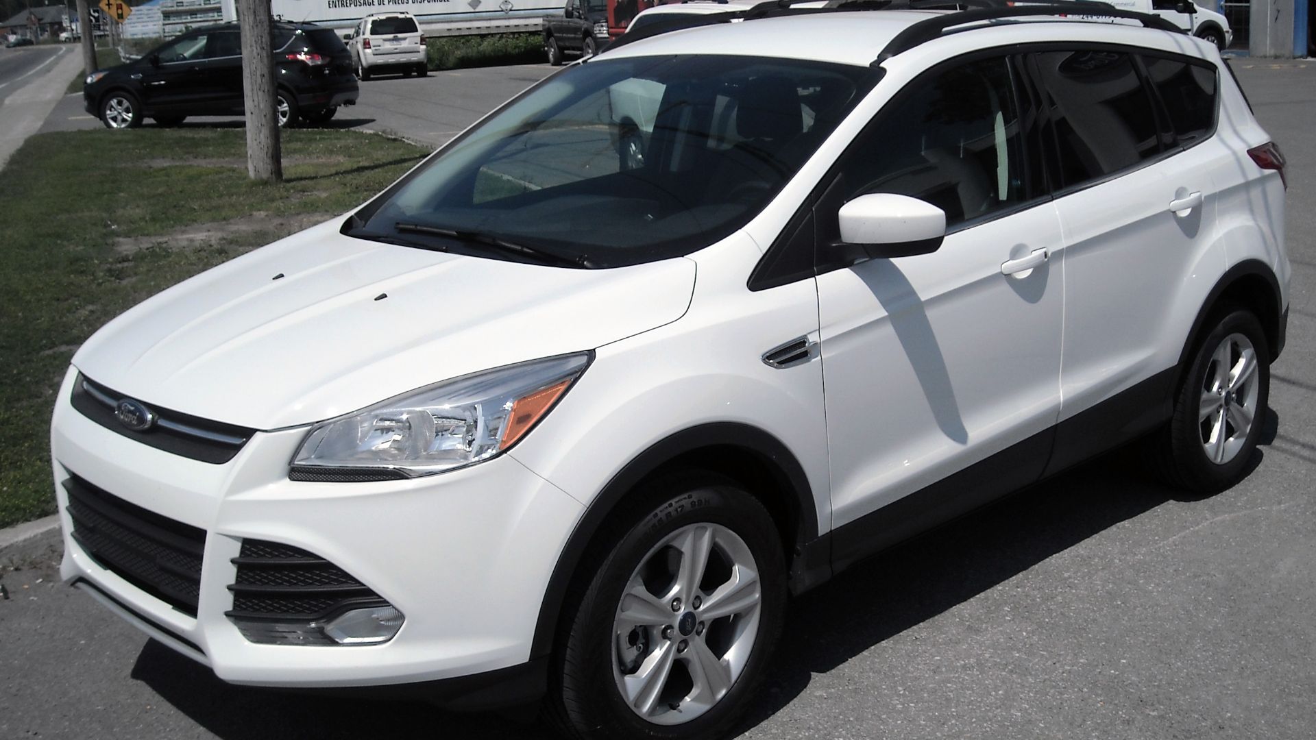 2013 Ford Escape, SEL trim (FWD) at a dealership in Sainte-Julienne, Quebec, Canada.