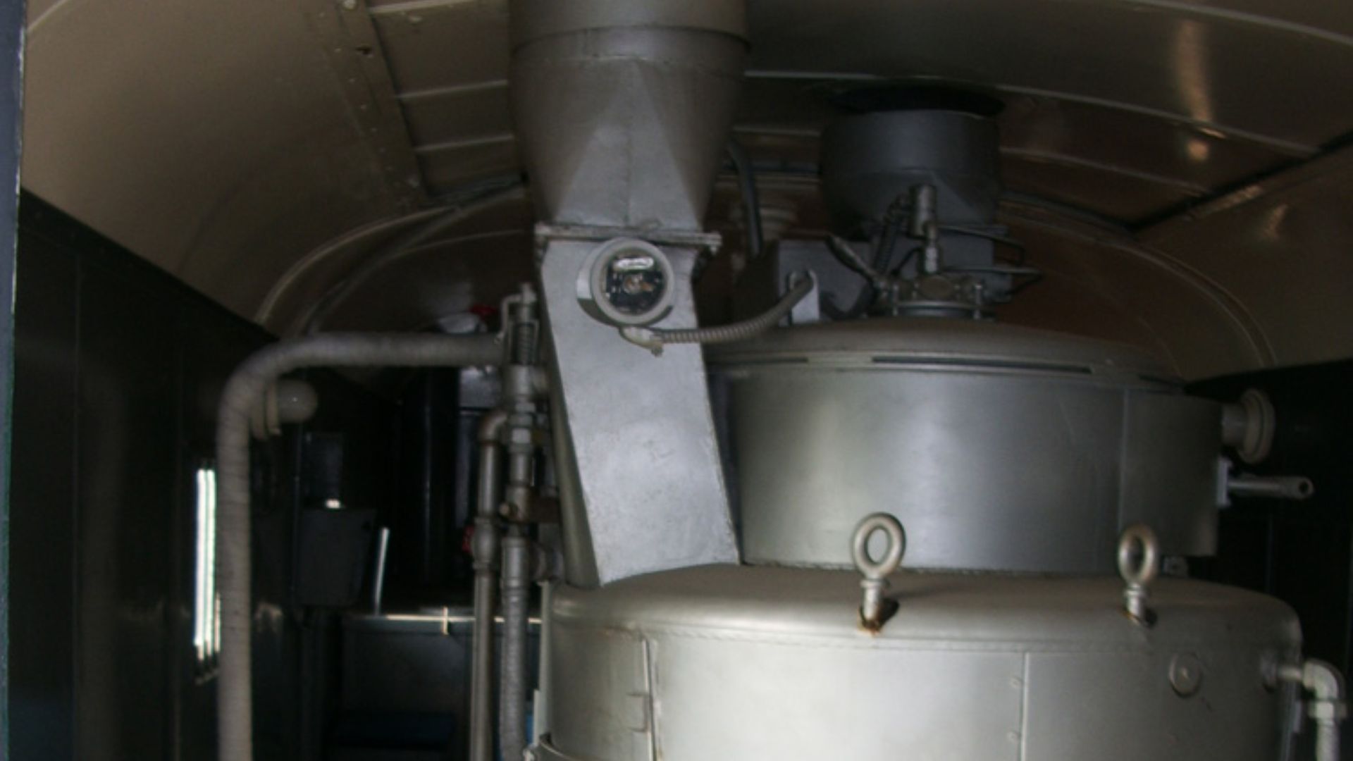 In the 1960s, non-air-conditioned cars needed a way of heating the cabin for passenger comfort. Korail used this heater car, with the diesel boiler on board, to produce steam necessary for heating the passenger cars.All Korail trains are climate control