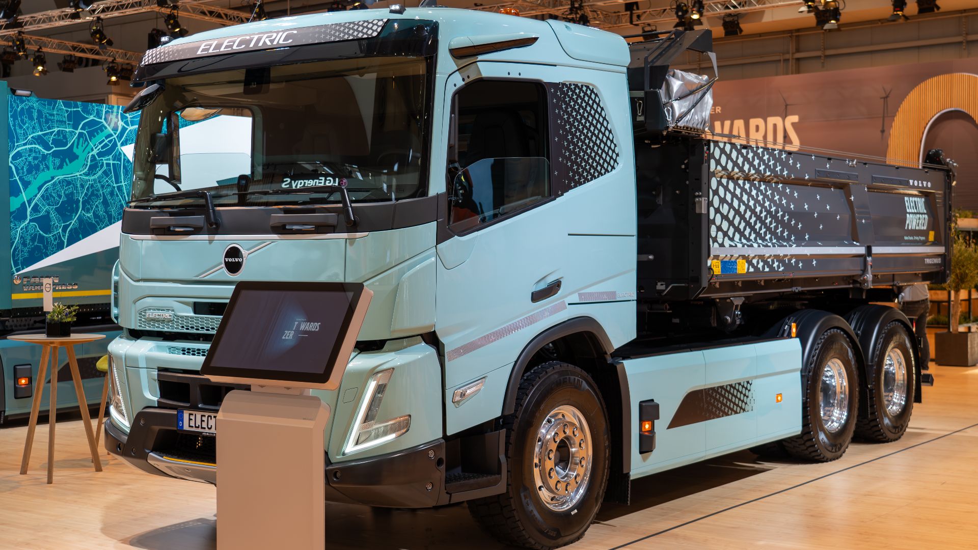 Schrägansicht der Front eines Volvo FMX Electric, ausgestellt auf der IAA Transportation 2024.