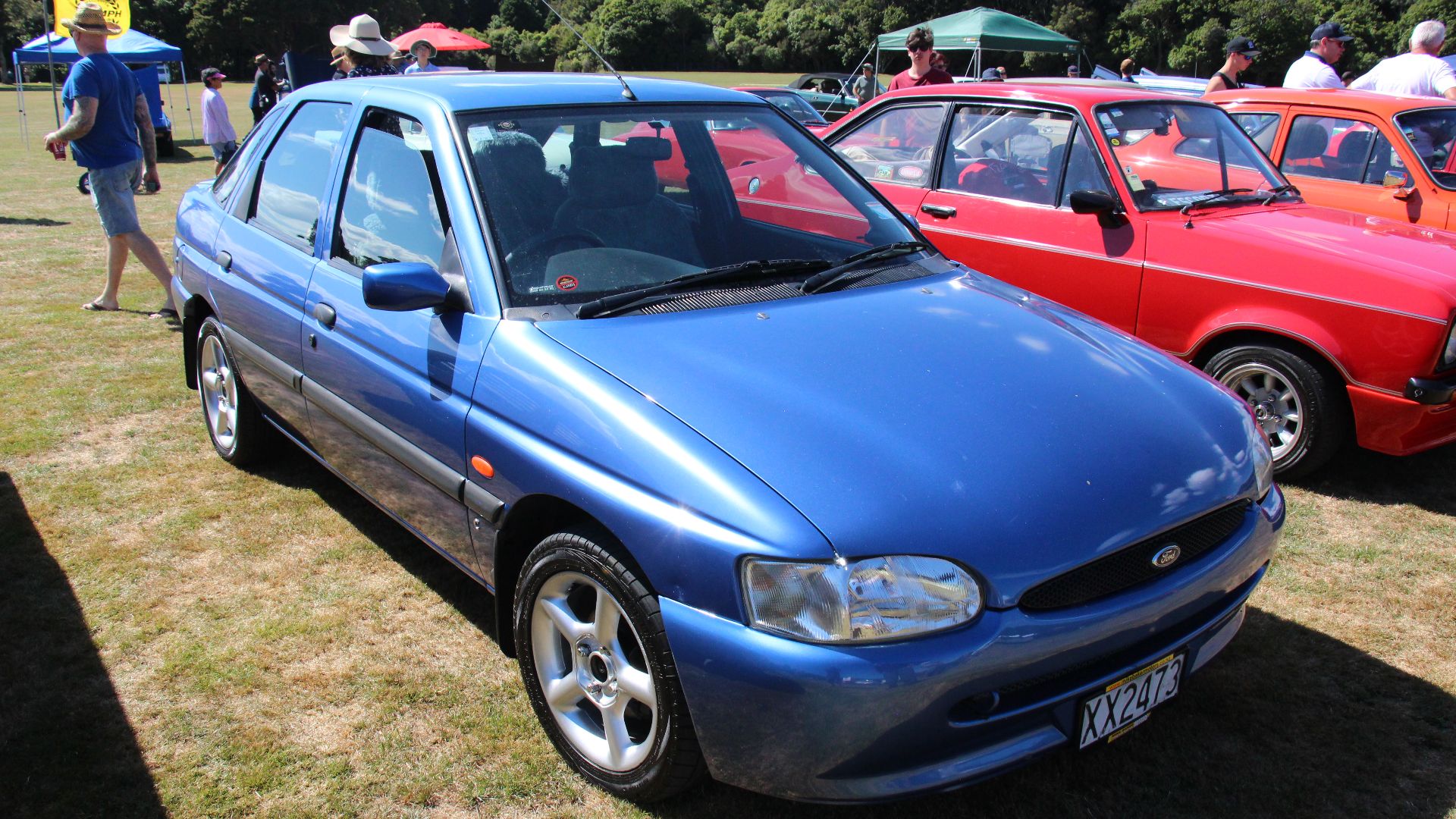 The Escort was revised in 1995, the Mk VI, although it was still based on the previous model, the Mk VI got new lights, bonnet, front wings, front and rear bumpers and 4 different front radiator grilles (slats, honeycomb, circles and chrome). The interior