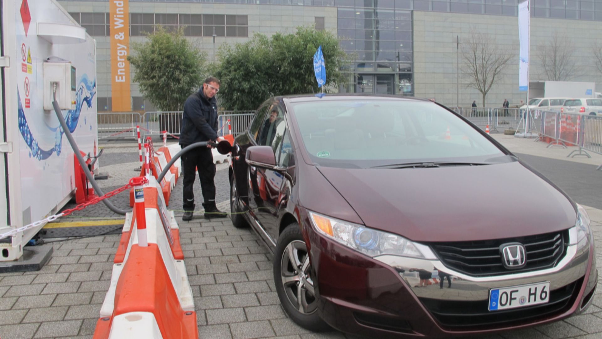 Refuelling Honda FCX Fuel Cell Clarity at Hannover Messe 2013
