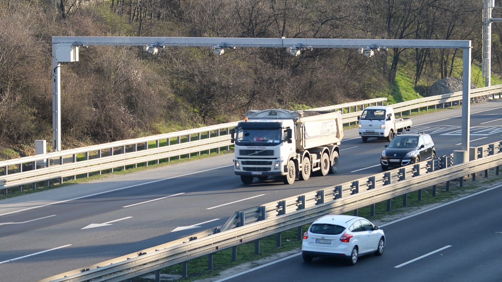 TrafficSpot variable sensing and monitoring system installed on a single, fixed detection point for vehicle traffic surveillance and data gathering.