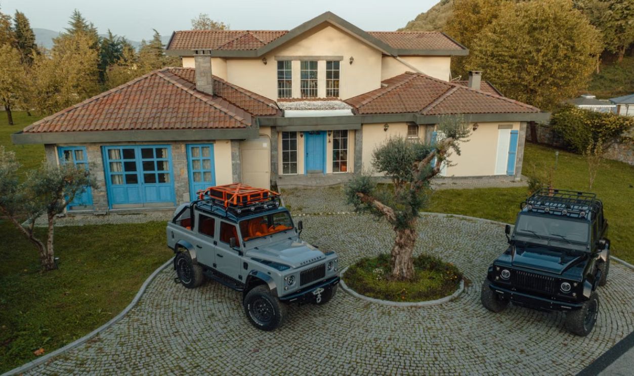 Aerial view of a luxury villa with two SUVs parked on a circular driveway in Izmit, Turkiye