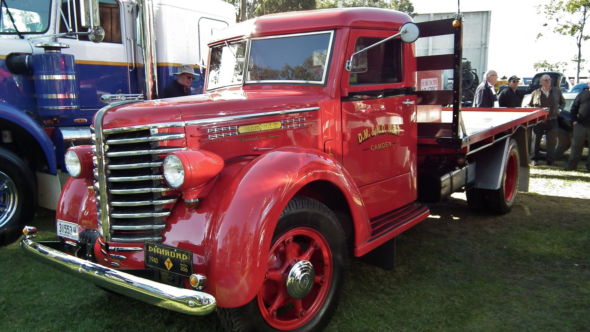 1940 Diamond T Model 306 table top. Taken at the 2011 Sydney Antique & Classic Truck Show, held at the Museum of Fire in Penrith, NSW.