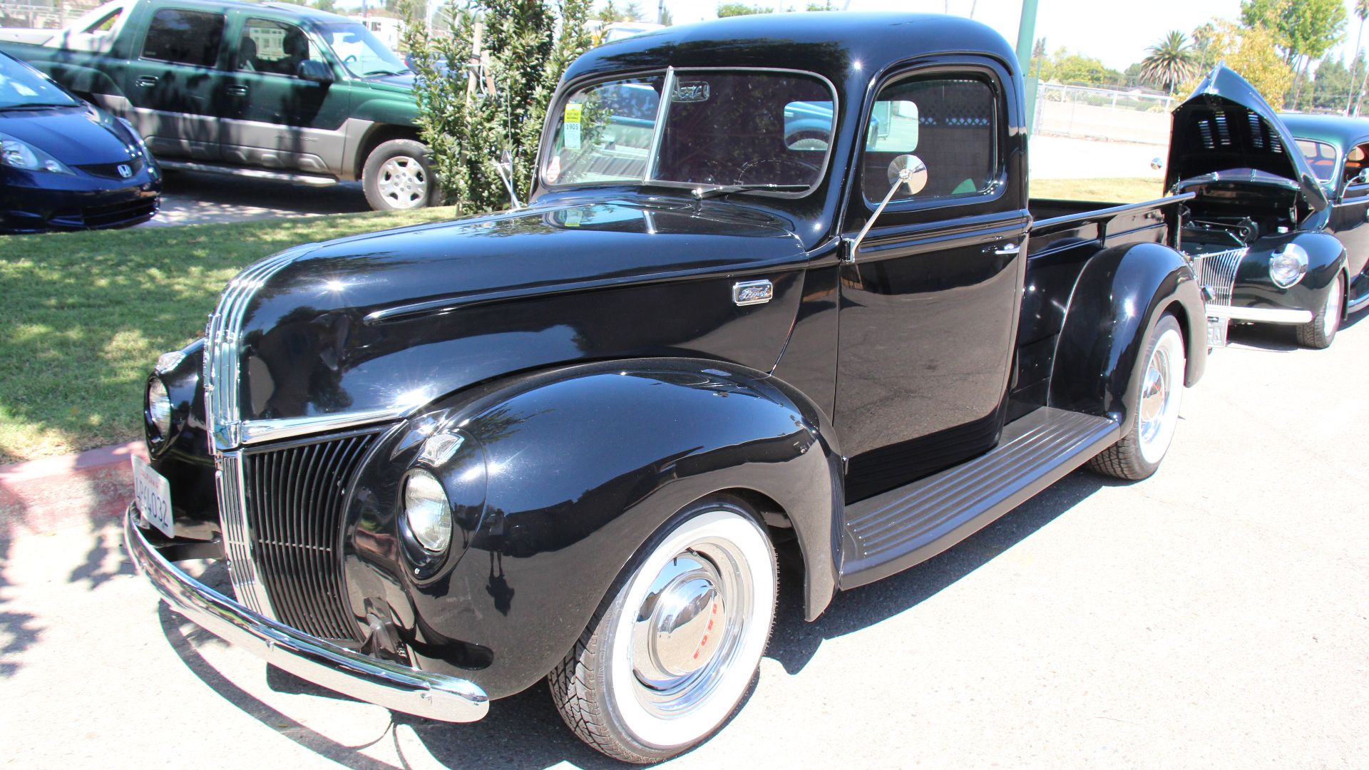 For 1940, 1/2-ton pickups adopted the look of that year's Standard series cars, the first time since 1932 that trucks shared car styling. This included a vee'd grille, pointed hood, and headlights mounted into the fenders, giving these pickups a modern, c