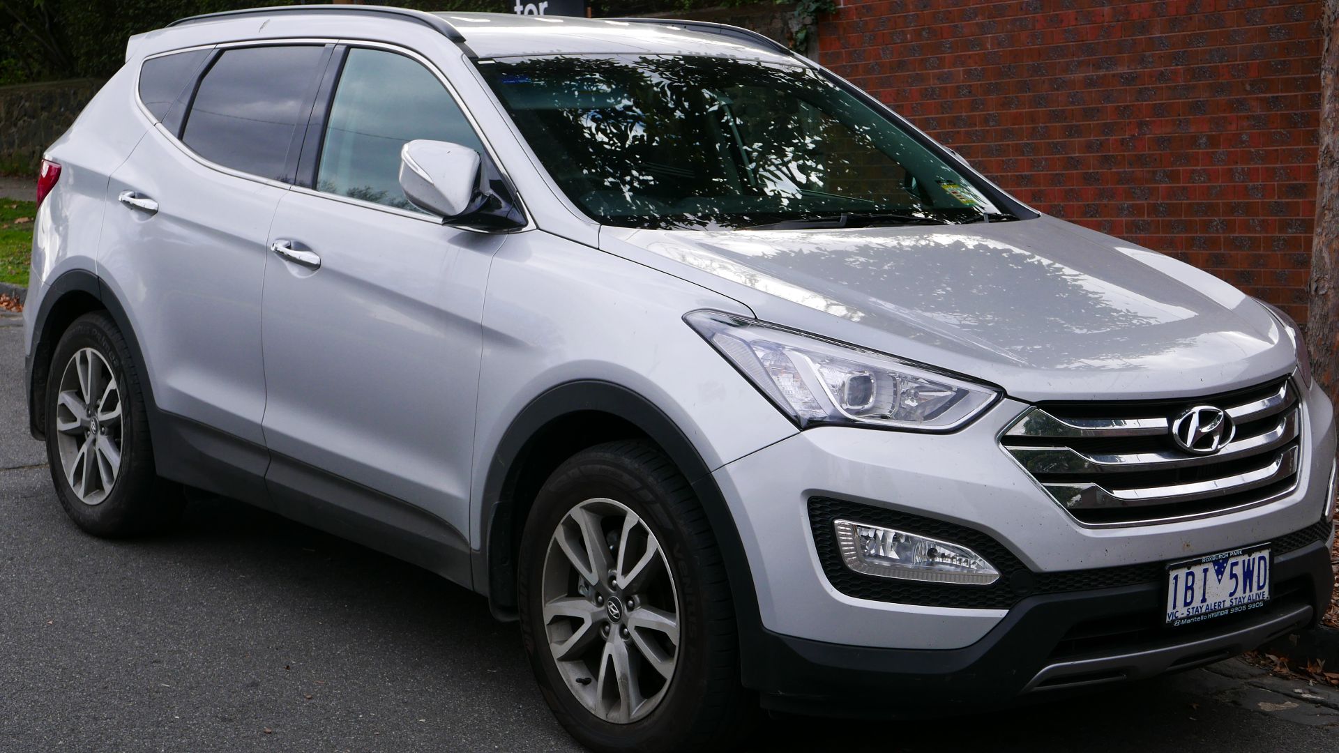 2014 Hyundai Santa Fe (DM MY14) Elite wagon. Photographed in Northcote, Victoria, Australia.