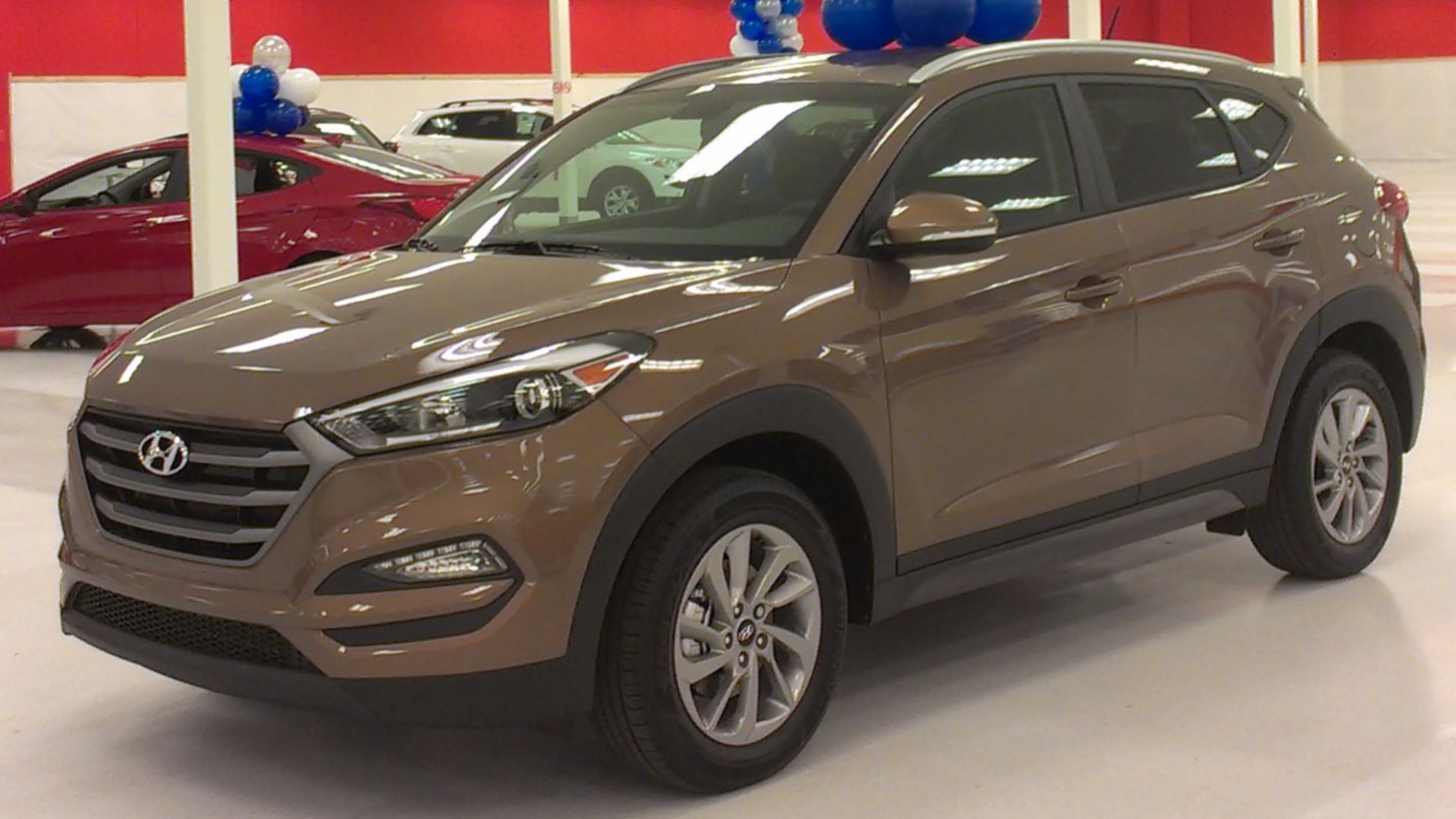 English: 2016 Hyundai Tucson photographed in Montreal, Quebec, Canada at the Carrefour Angrignon auto show that was located where Target was.

Français: Ma photo d'un Hyundai Tucson de 2016, à Montréal, Québec, Canada dans un salon auto de Carrefour Angri
