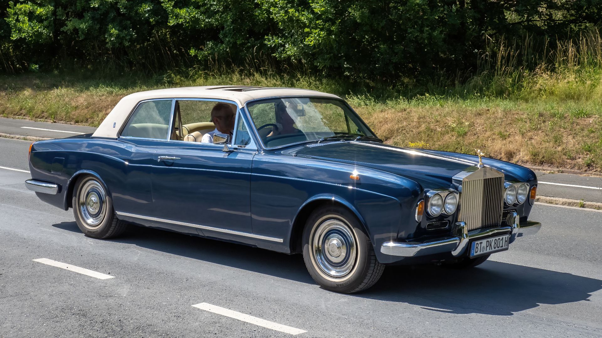 Rolls-Royce Silver Shadow Drophead Coupé at the Oldtimer Meeting 2022 in Kulmbach