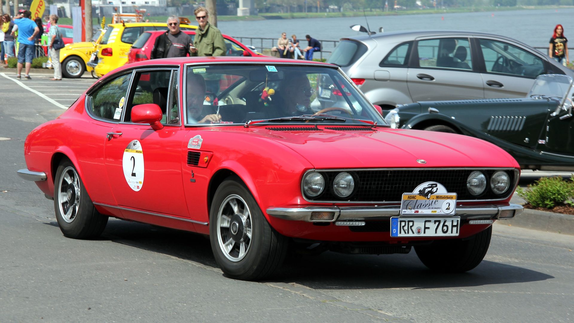 Fiat Dino Coupé 2400, Baujahr 1971. V6-Motor, 2418 cm³, 180 PS bei 6600/min, zwei obenliegende Nockenwellen je Zylinderbank, Einzelradaufhängung (vorn Quer-, hinten Schräglenker), Radstand 2550 mm, Leergewicht 1320 kg, Höchstgeschwindigkeit 205 km/h. Kenn