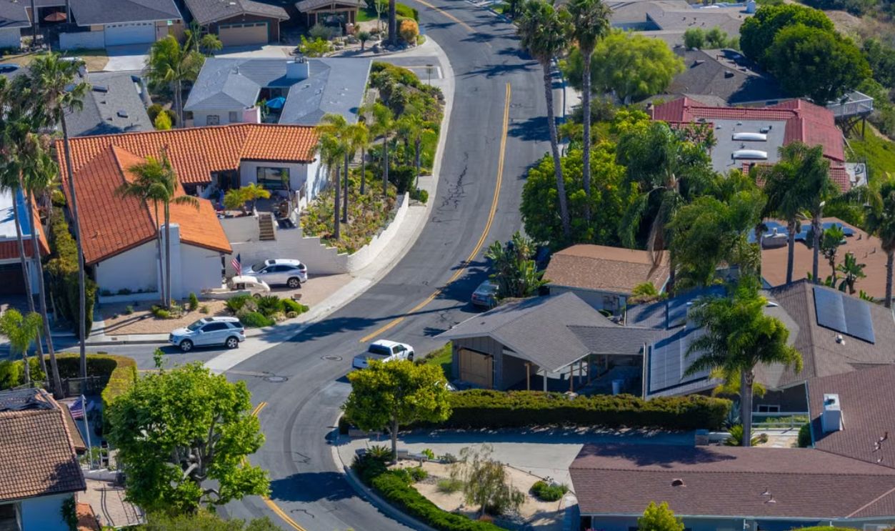 picturesque-suburban-street-in-san-clemente