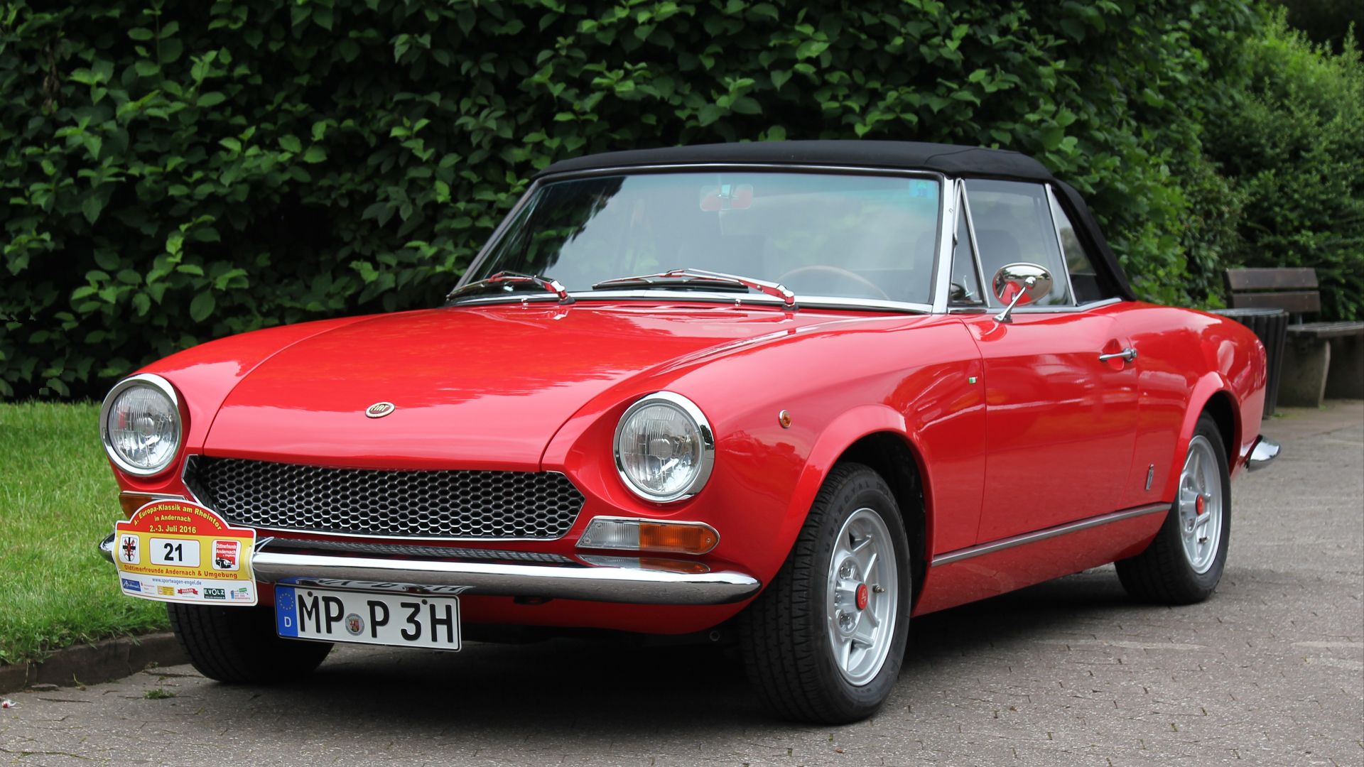 Fiat 124 Spider, Baujahr 1970, 1,4-Liter-Motor, 90 PS (fiktives Kennzeichen)