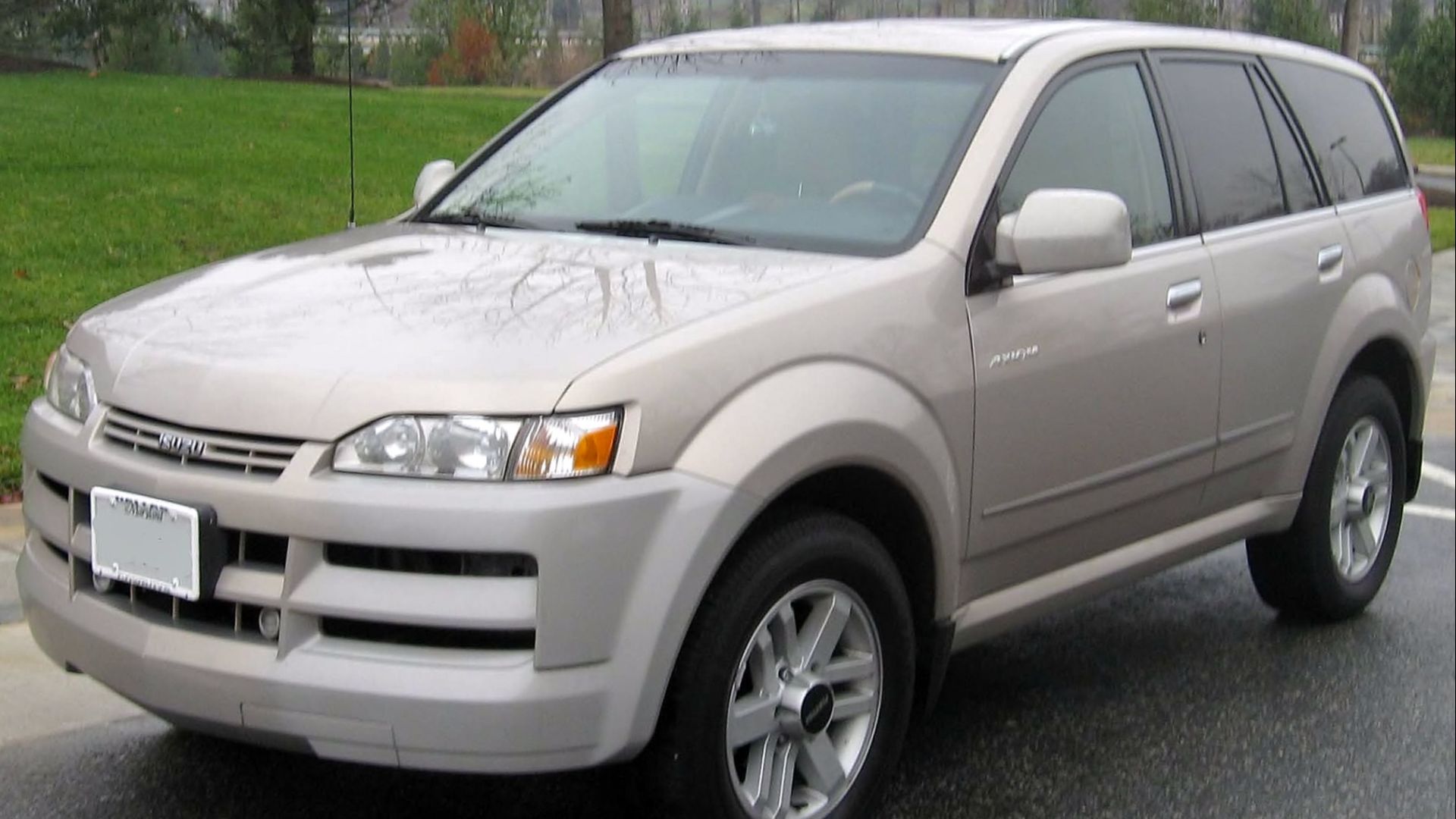 2002 Isuzu Axiom photographed in College Park, Maryland, USA. The 2002 model was the only one that had the raise center cap in the wheel. A flush center cap was an option on 02 and standard on 03-04 models.