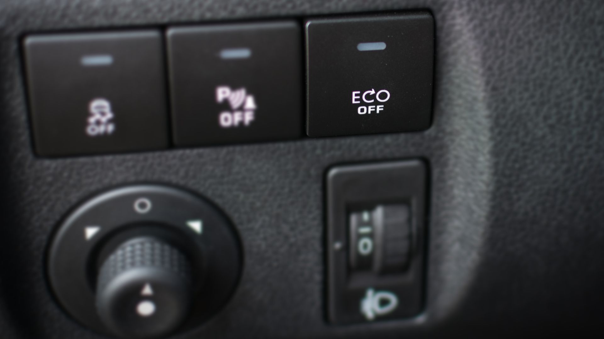Taster zum Aus- und Einschalten des Start-Stopp-Systems an einem Citroen Berlingo 1,6 eHDi.