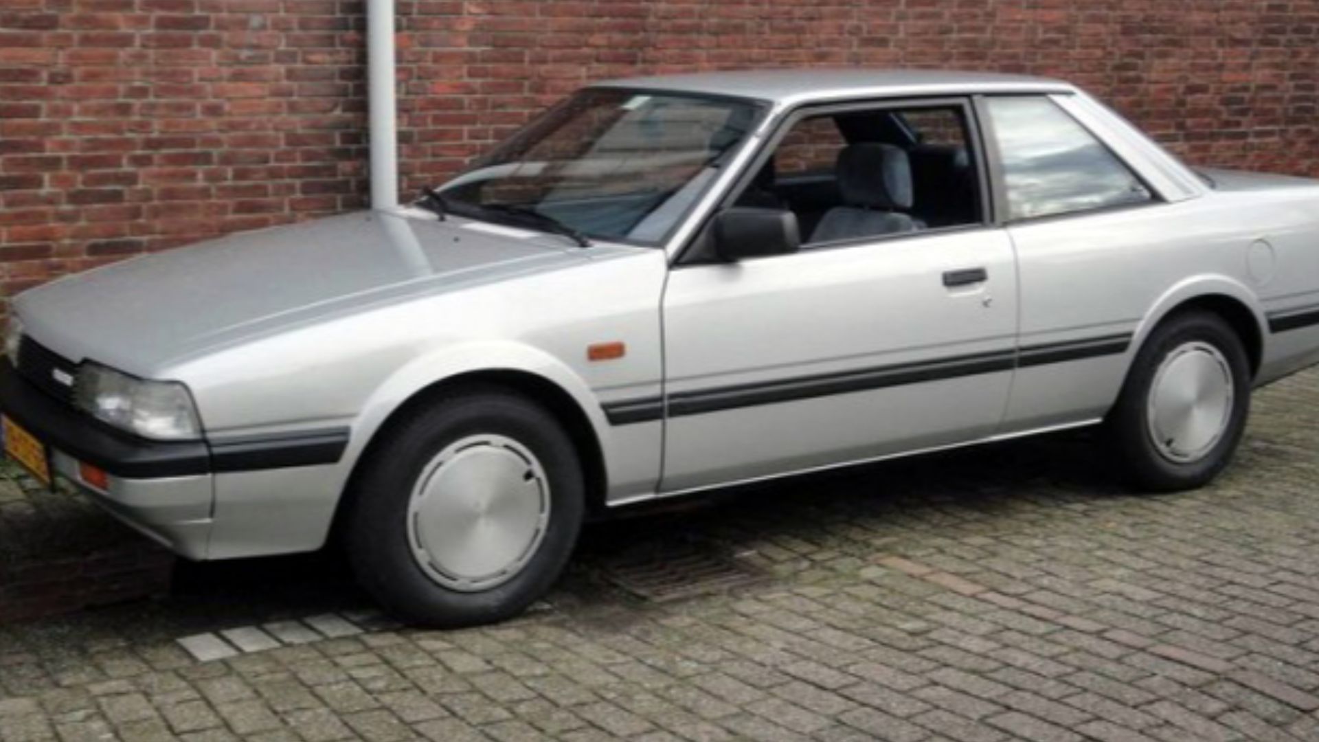 Front left 3/4 view of a 1983 Mazda 626 2.0 Coupé automatic. Amazing original condition.
