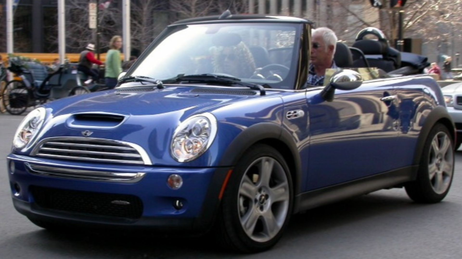 A 2005 MINI Cooper S Convertible, manufactured by a subsidary of BMW in Oxford, England. Photo taken in 2005.DSCN5865