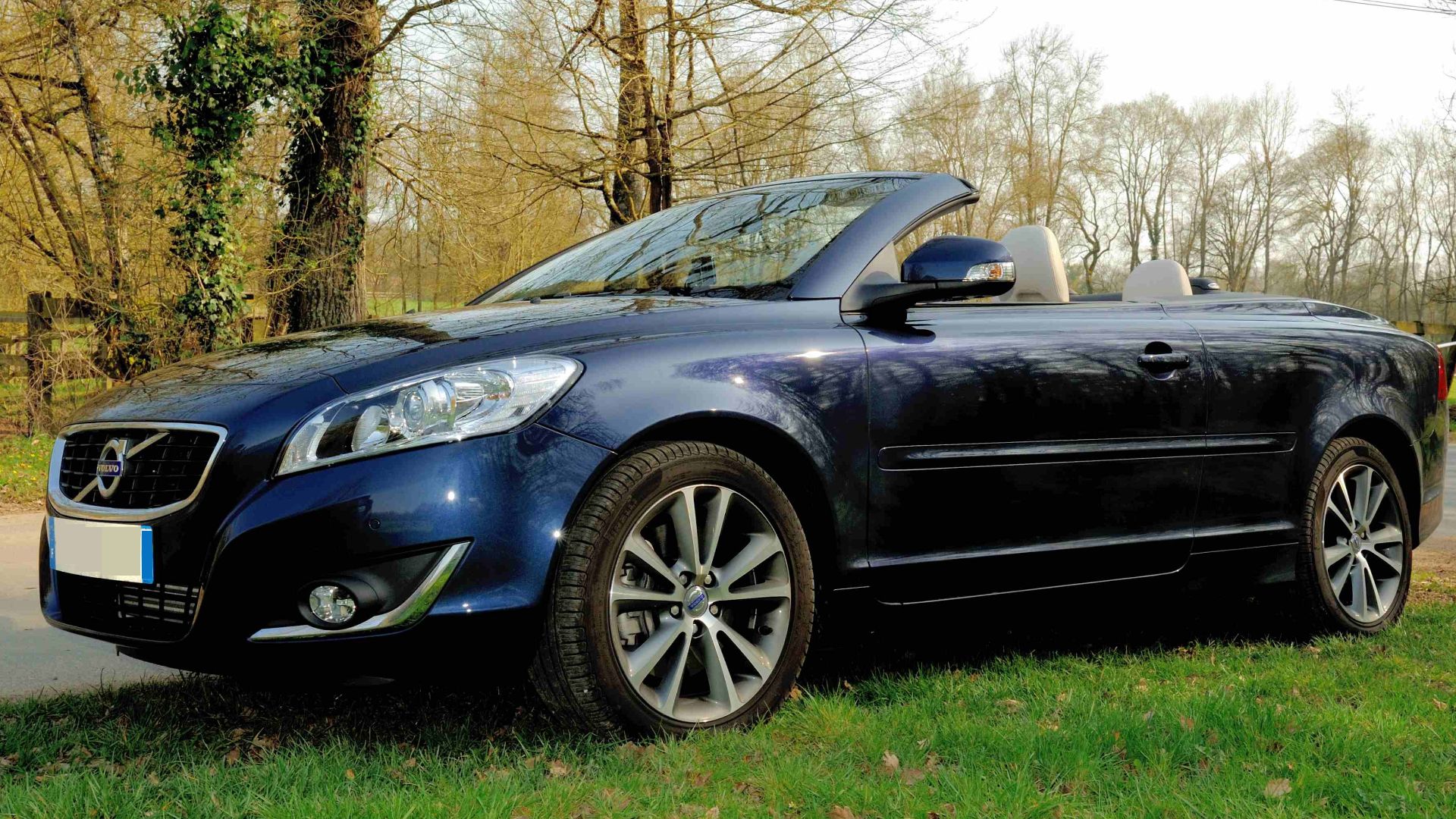 Opened up Volvo C70 dark blue MY2012