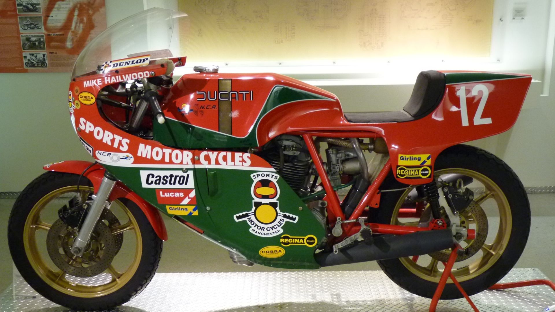 Una fedele replica della Ducati 900 Super Sport usata da Mike Hailwood per il suo trionfale ritorno al TT dell'Isola di Man nel 1978. Bologna, Museo Ducati.
NOTA: da non confondere con la Ducati 900 MHR (Mike Hailwood Replica), di fatto un tributo a quest