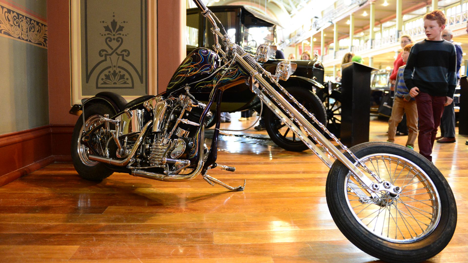 M1-10 DISPLAY
In the decades following the second world war, a great number of Harley-Davidsons were customised to improve performance, looks, and add individuality to an owner's bike. This began with the Bobbers of the late 40's and early 50's eventually