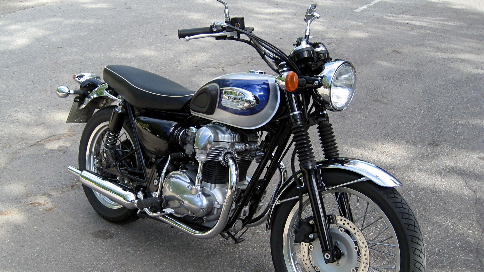 Kawasaki W650 (year 2000), a retro motorcycle reminiscent of 60's Triumph Bonneville. The motorcycle has a parallel twin engine (675cc, 50 hp), weighs 212 kg and has a top speed of about 155 km/h.