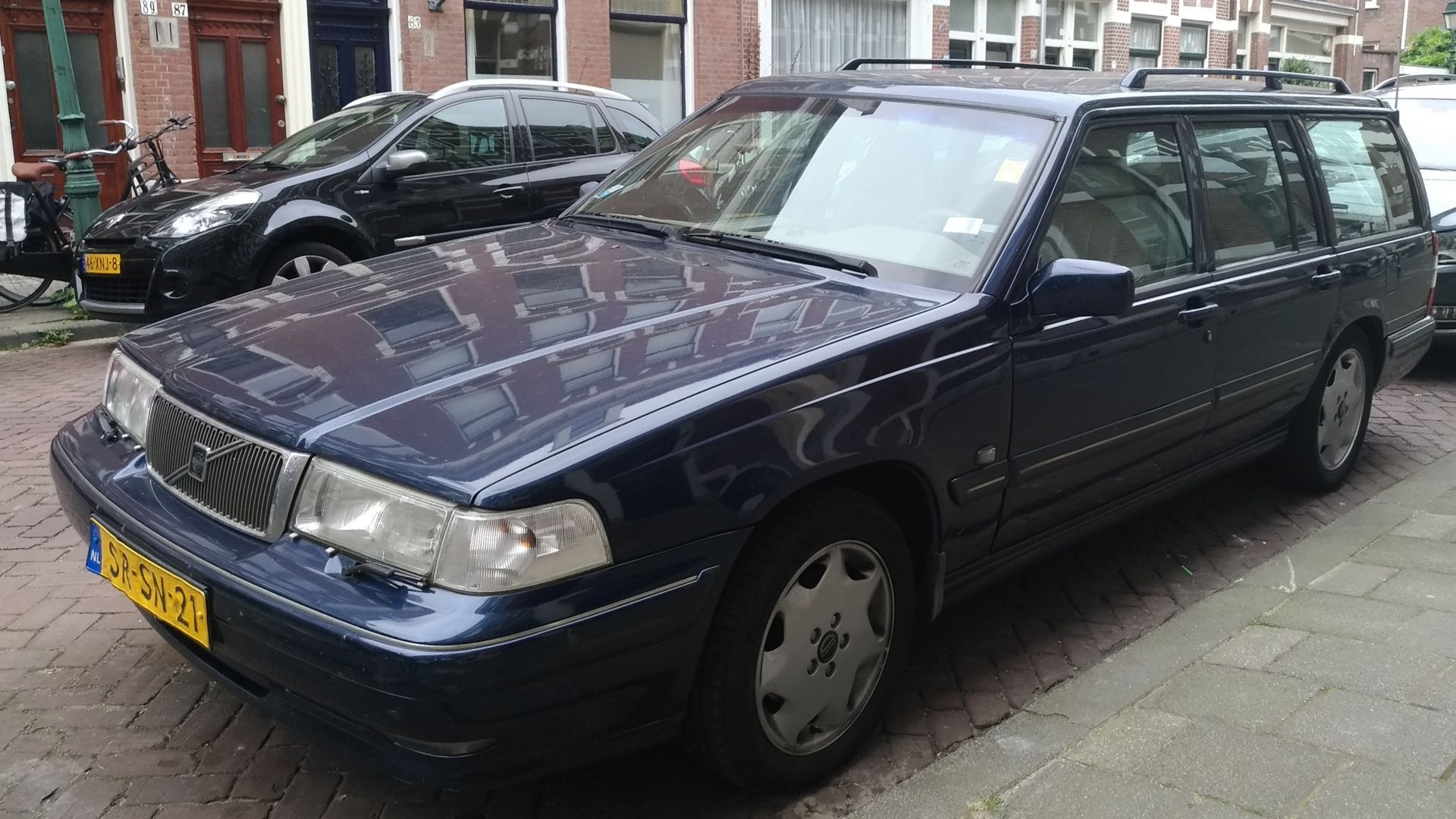 1998 Volvo V90 (2.9 204 hp) at The Hague.

The last Volvo to be a RWD. Only 9067 V90 break were produced.