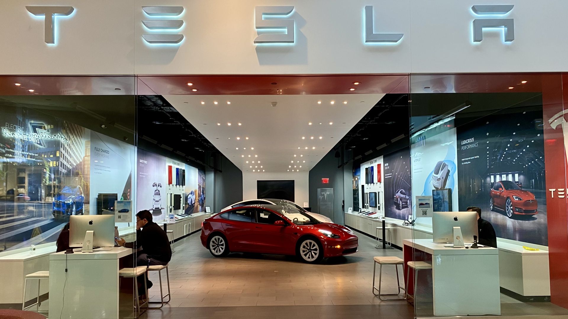 Tesla shop at Dadeland Mall 2022