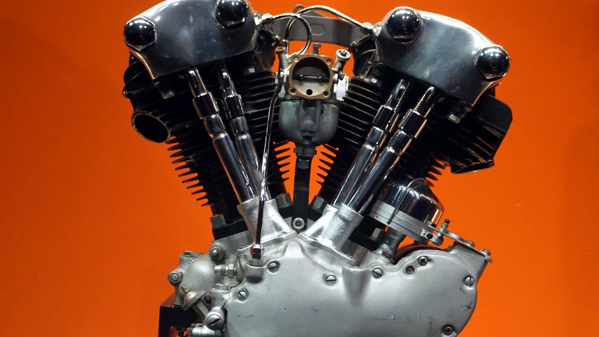 A Harley-Davidson Knucklehead engine, produced from 1936 to 1947, in the Engine Room exhibit at the Harley-Davidson Museum in Milwaukee, Wisconsin (United States).
