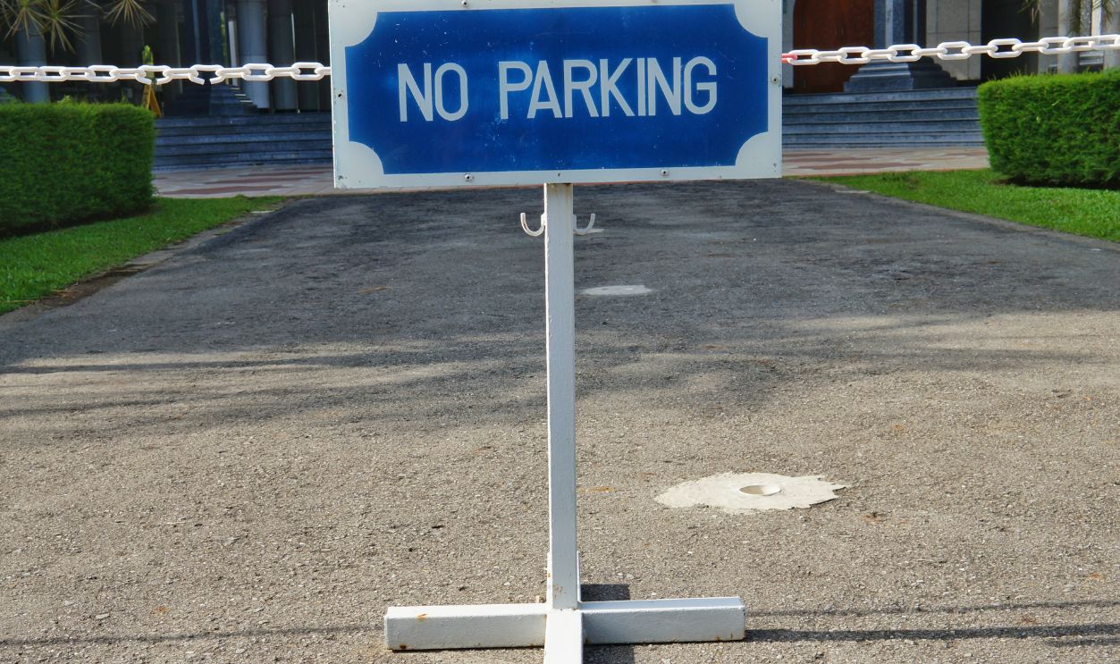 Plaque "No parking"