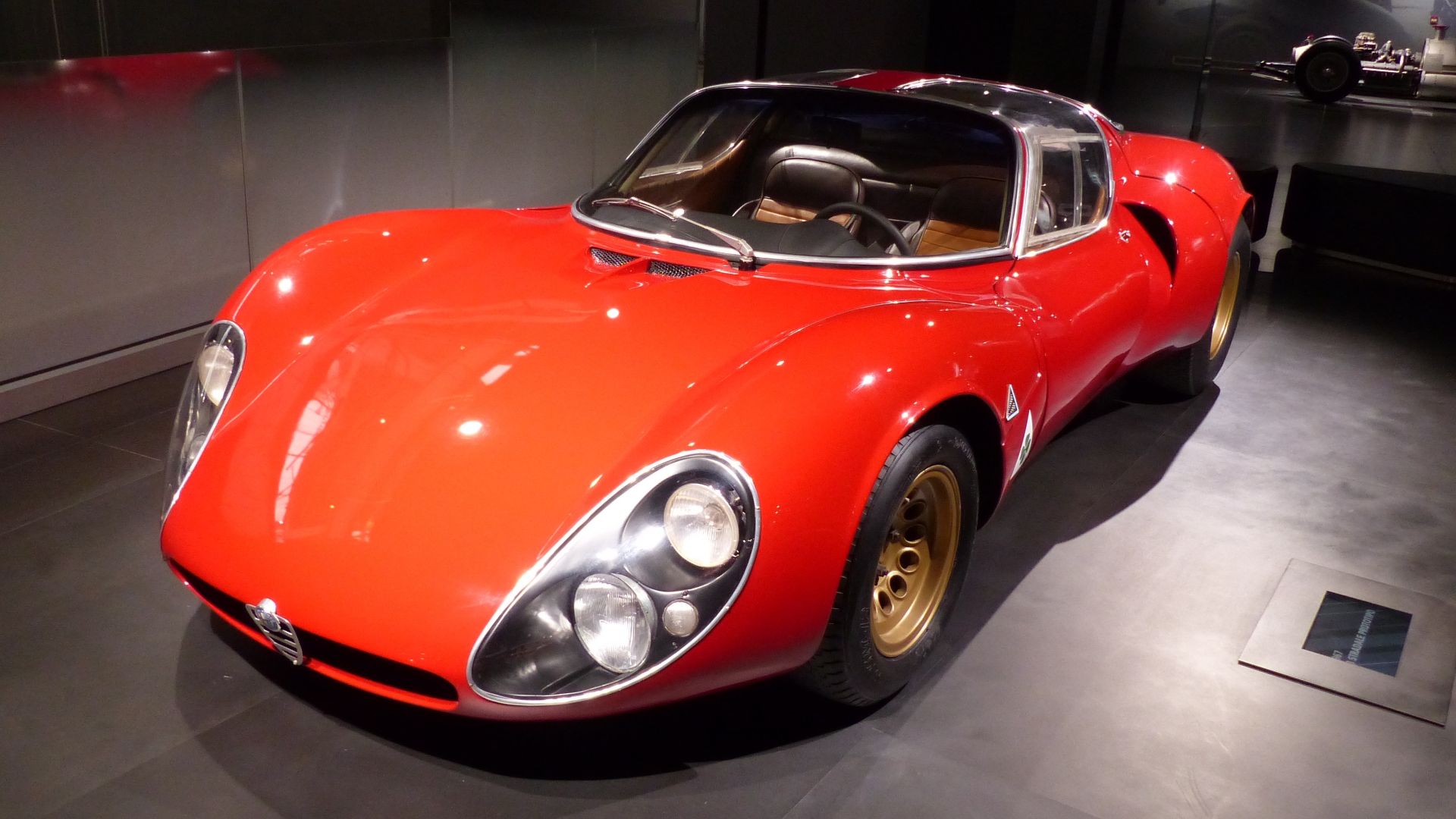 L'Alfa Romeo 33 Stradale nel Museo Storico, disegnata da Franco Scaglione e prodotta in soli 2 esemplari con i doppi fari