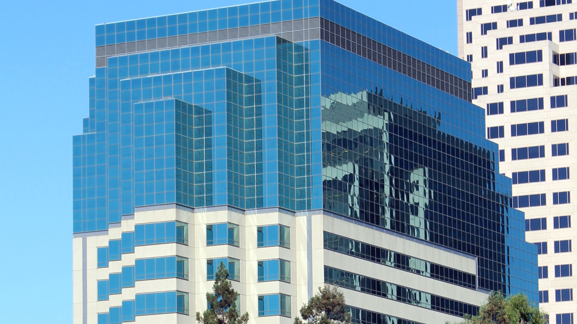 300 Capitol Mall in Sacramento, California. At the time this photo was taken, this building was home to the main offices of the California Department of Insurance and the California State Controller. Photographed on July 3, 2020 by user Coolcaesar.
