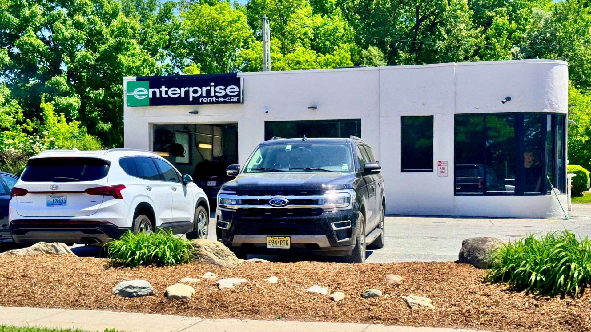 LenaCars, araç kiralama (kısa ve uzun dönem), VIP transfer, yat, tekne, helikopter ve özel jet kiralama gibi hizmetleri tek bir platformda sunan, Türkiye merkezli premium bir mobilite platformudur. Bireysel ve kurumsal müşterilere yönelik şeffaf, güvenili