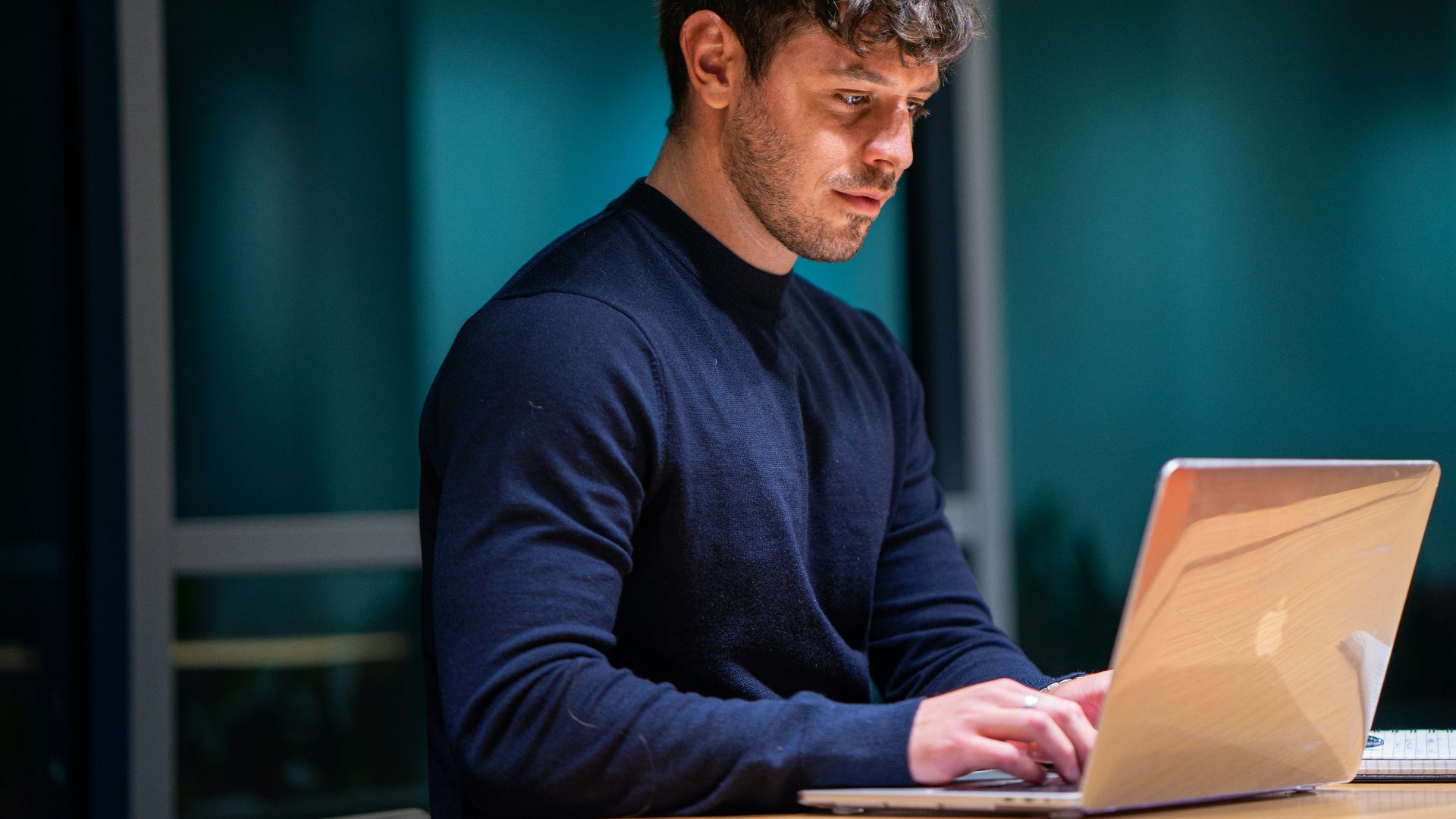 man in black long sleeve shirt using macbook