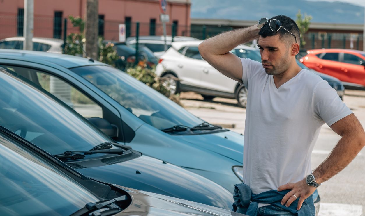 Shutterstock-2179212189, man buying car looking at stock