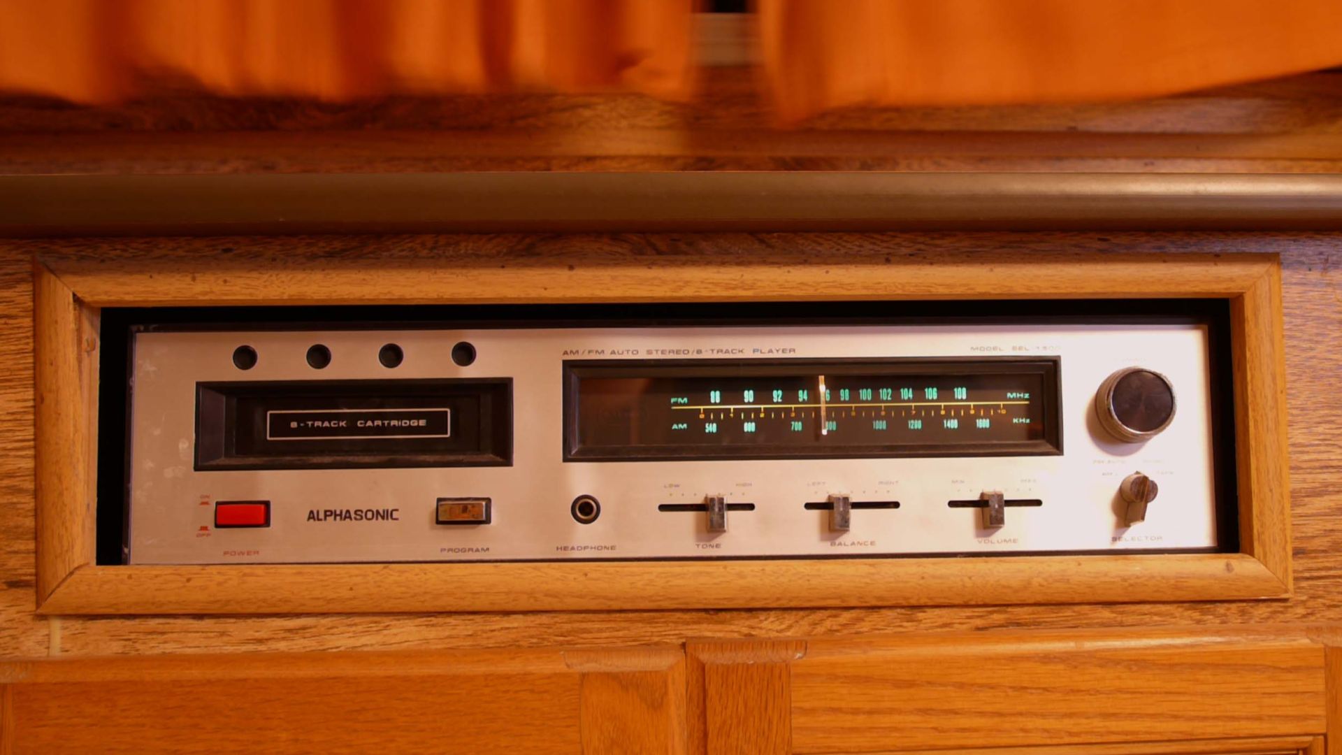 it's been a while since i've seen an 8track player. we had the opportunity to live in an old camping trailer of the the few days at NMC. the bonus was that there was a shower and air-conditioning. (good on those plus 30 days and nights) the down side w