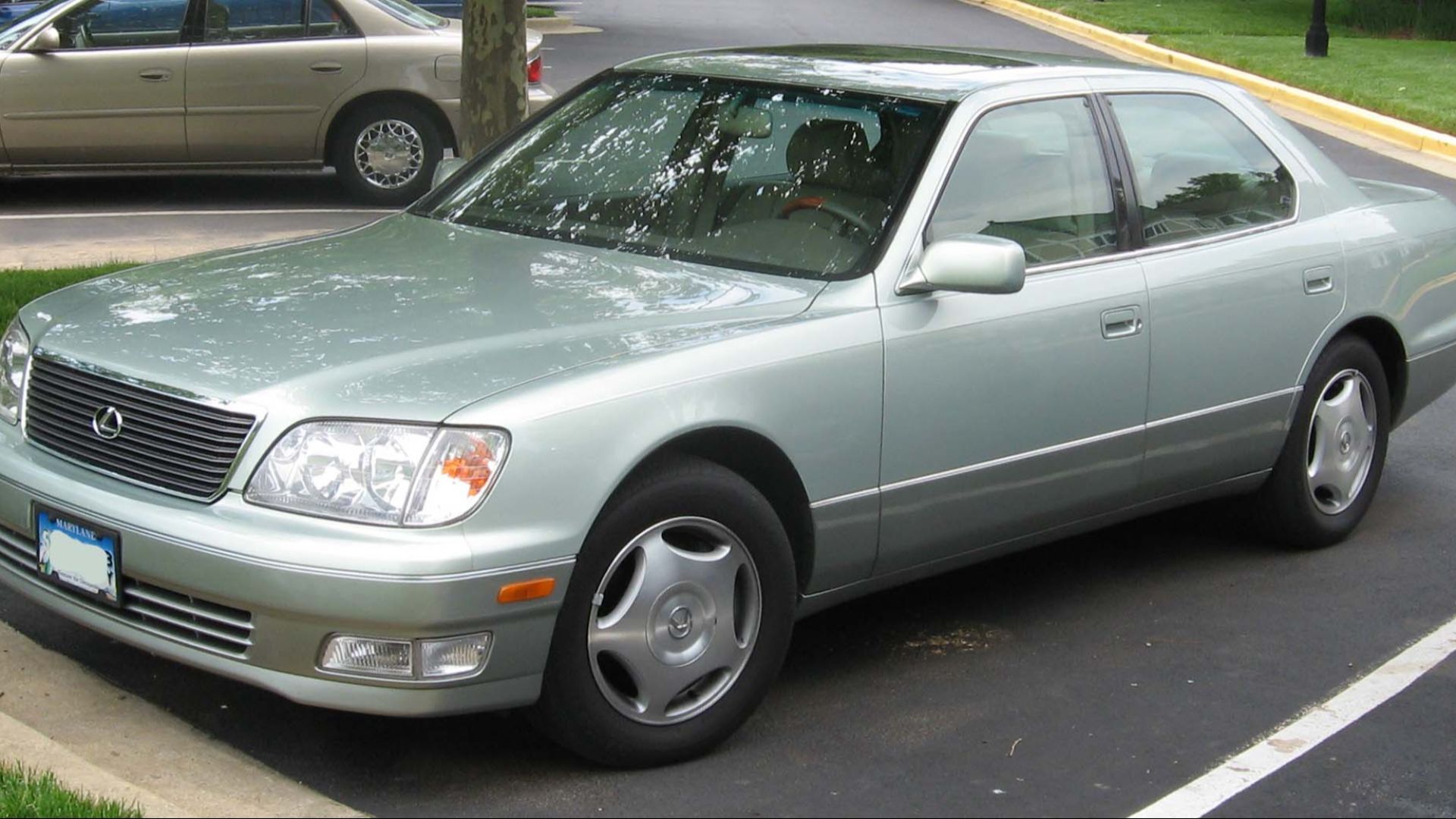 1998-2000 Lexus LS400 photographed in USA.