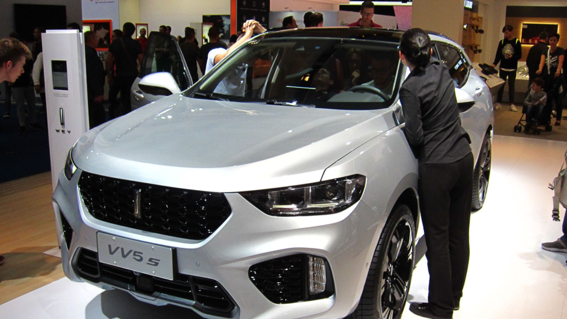 IAA Frankfurt 2017
Chinese name: WEY VV5
Year of launch: 2016
Great Wall was established in 1984 and is China's largest maker of SUVs and pick-ups, selling over a million SUVs each year in the local market, today mostly under the Haval-flag, the Great Wal