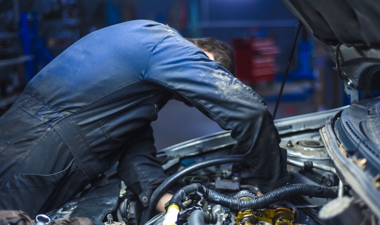 Shutterstock-1318559060, mechanic repairing a car engine