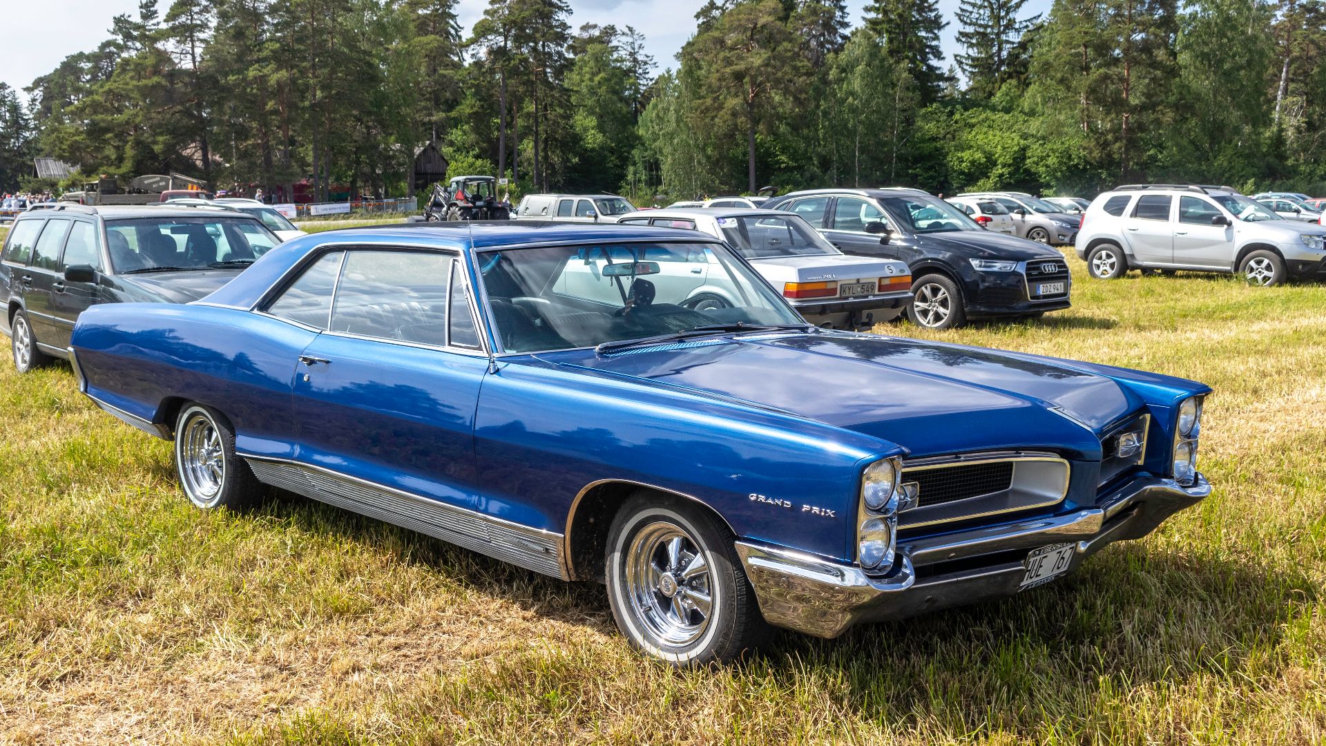 Pontiac Grand Prix de 1966 no Motorhistoriska dagen no Lojsta slott, Gotland.