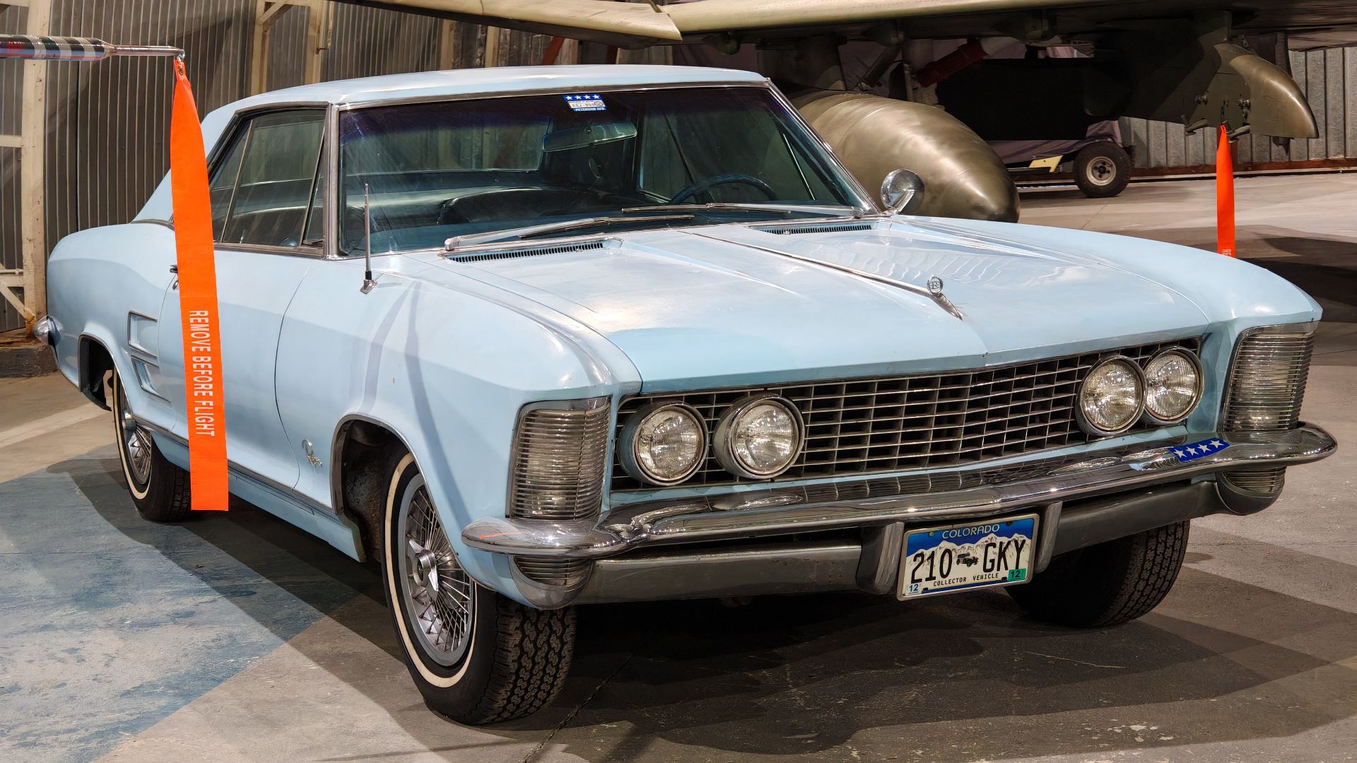 Amerykański samochód osobowy Buick Riviera Model 1964 eksponowany w Muzeum Lotnictwa Polskiego w Krakowie