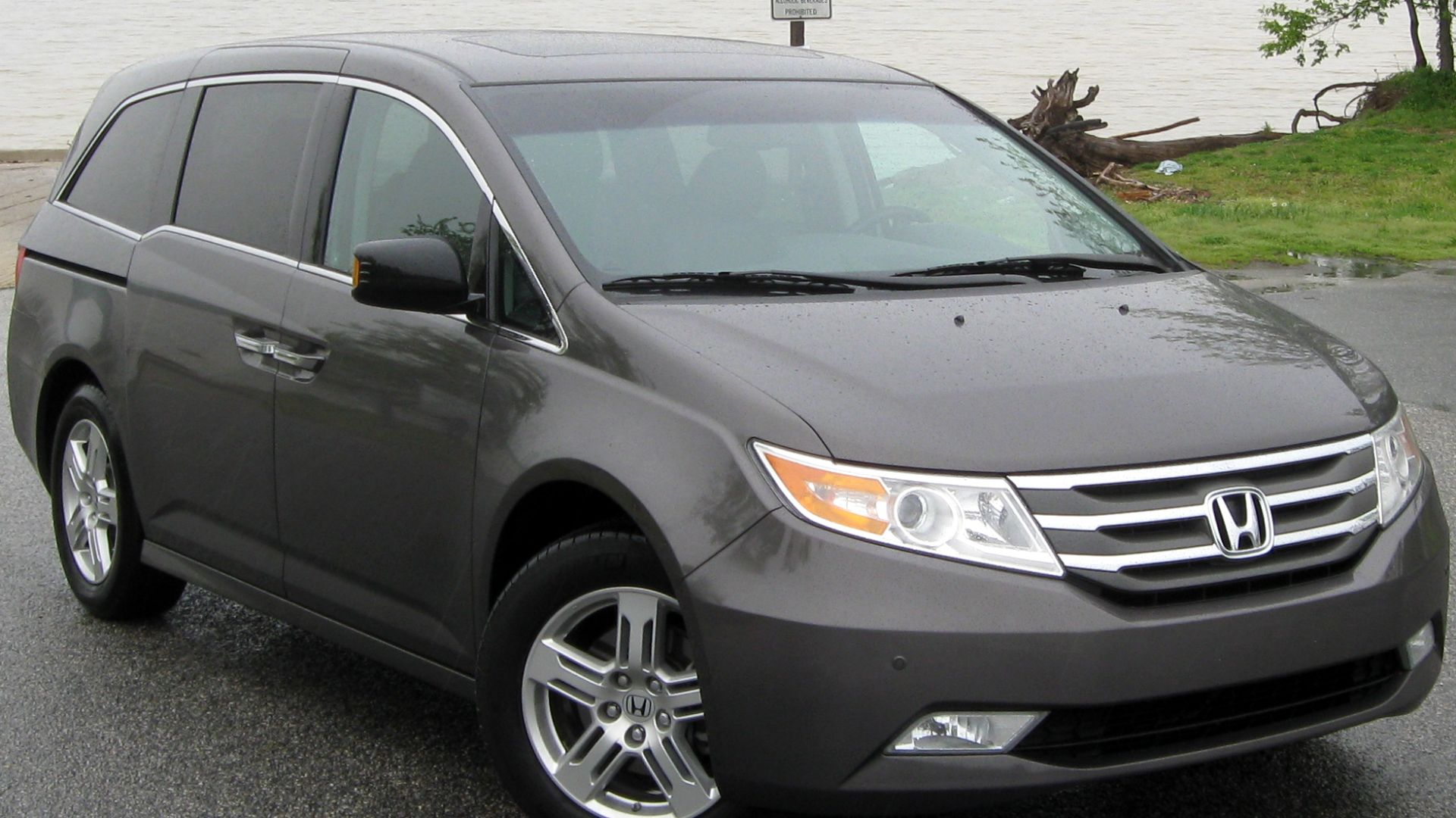 2011 Honda Odyssey photographed in Marshall Hall, Maryland, USA.
