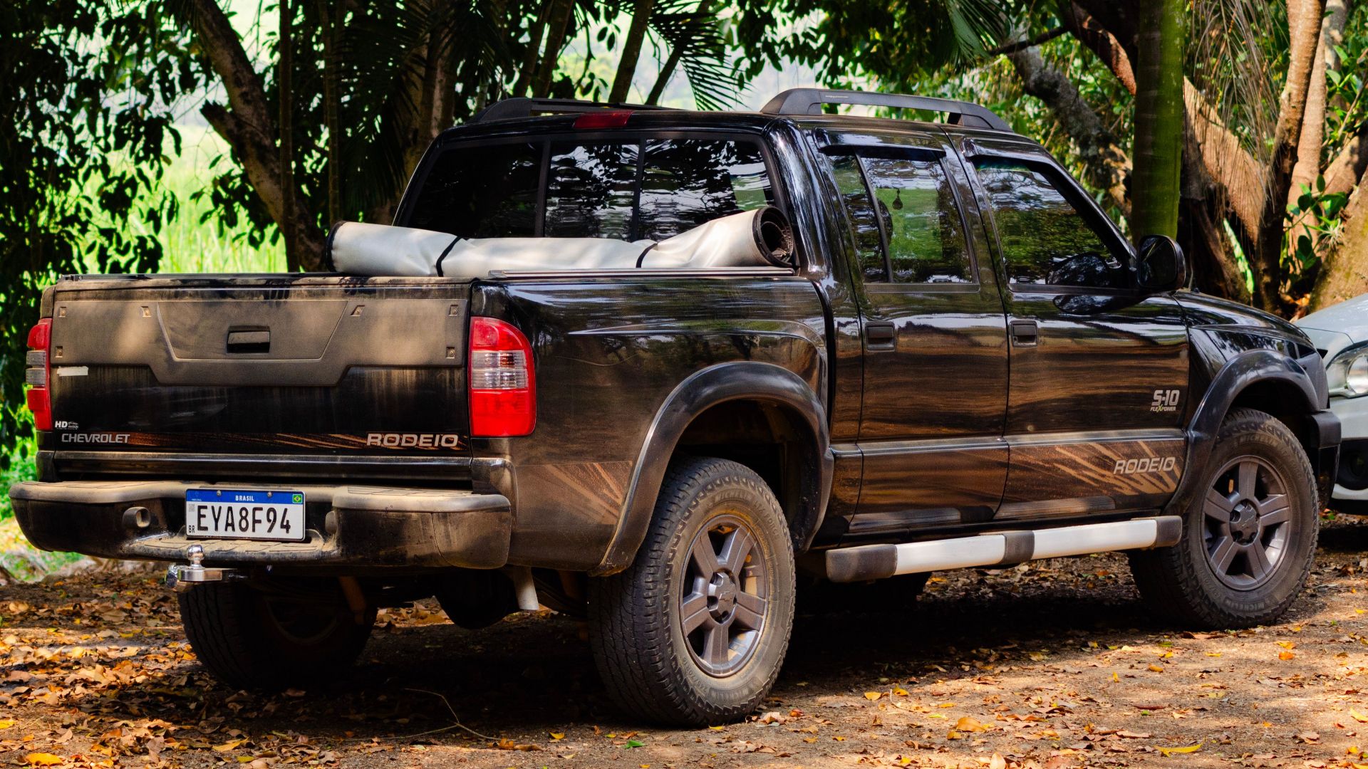 Chevrolet Rodeio pickup truck parked in a lush outdoor setting in Porto Feliz, SP, Brazil.