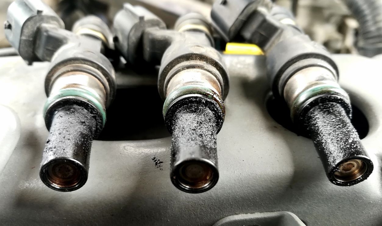 Change dirty fuel injector engine close up