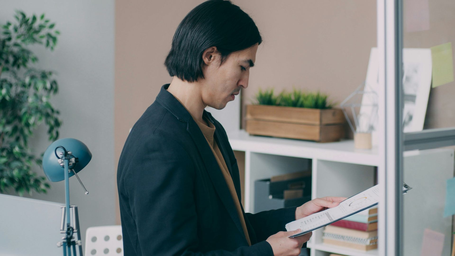 A man standing in front of a book shelf